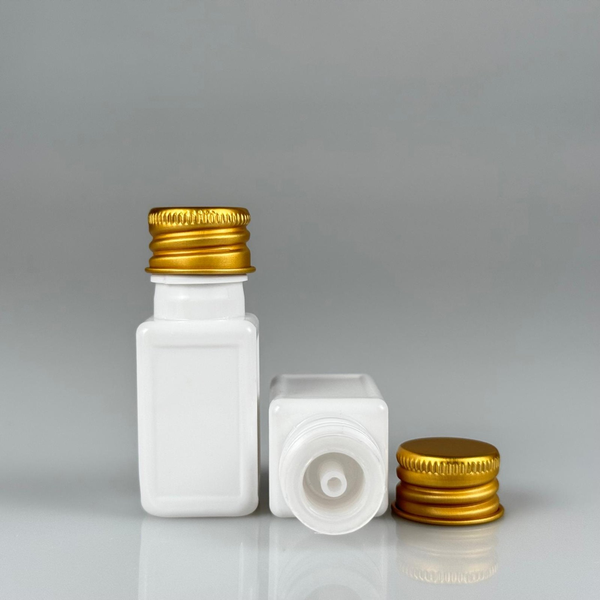 10 CC BEYAZ KARE PET SHOT ŞİŞE - KÖPÜK CONTALI GOLD ALÜMİNYUM METAL KAPAKLI + DAMLALIKLI KOLONYA TIPALI TAKIM - 10 ML PLASTİK ŞİŞE