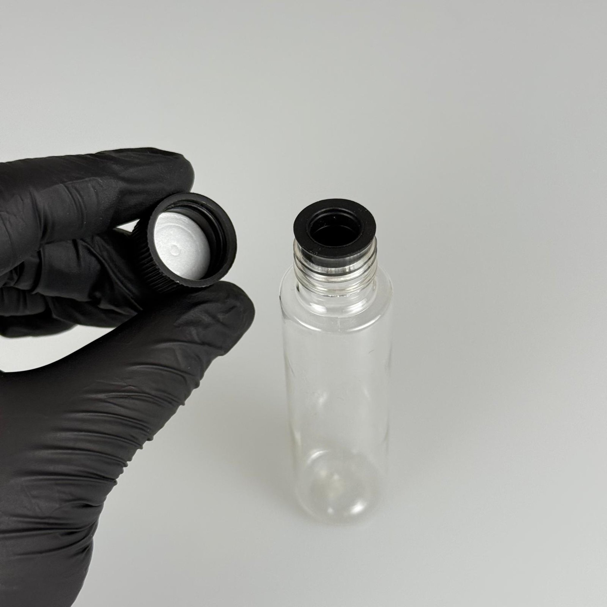 35 ML TIPALI, SIZDIRMAZ KAPAKLI PET ŞİŞE - 35 CC ŞEFFAF PLASTİK ŞİŞE + CONTALI SİYAH KAPAK + SİYAH KÖR TIPA TAKIM