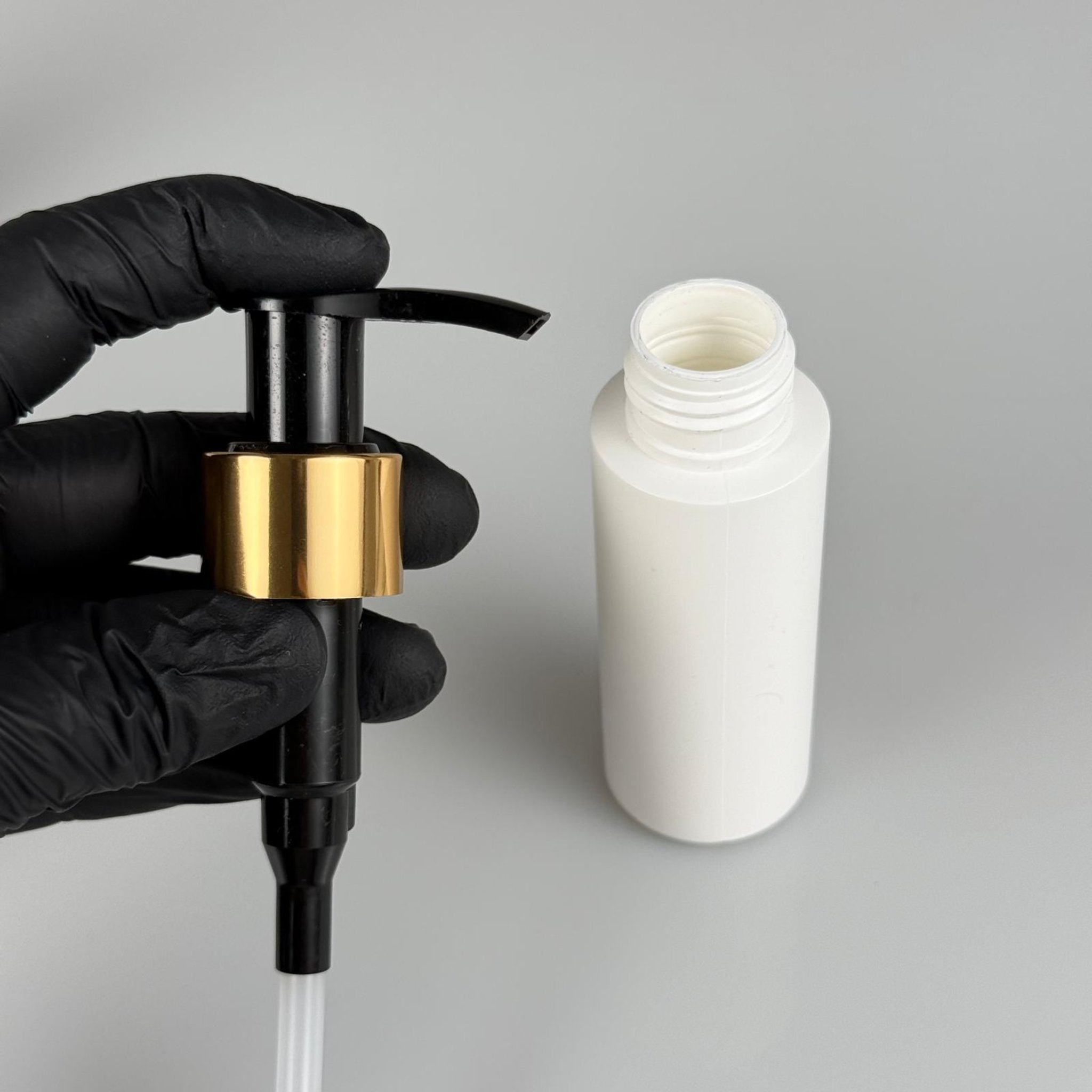 50 CC BEYAZ POLİETİLEN PLASTİK ŞİŞE - GOLD POMPALI - 50 ML POMPALI PLASTİK ŞİŞE