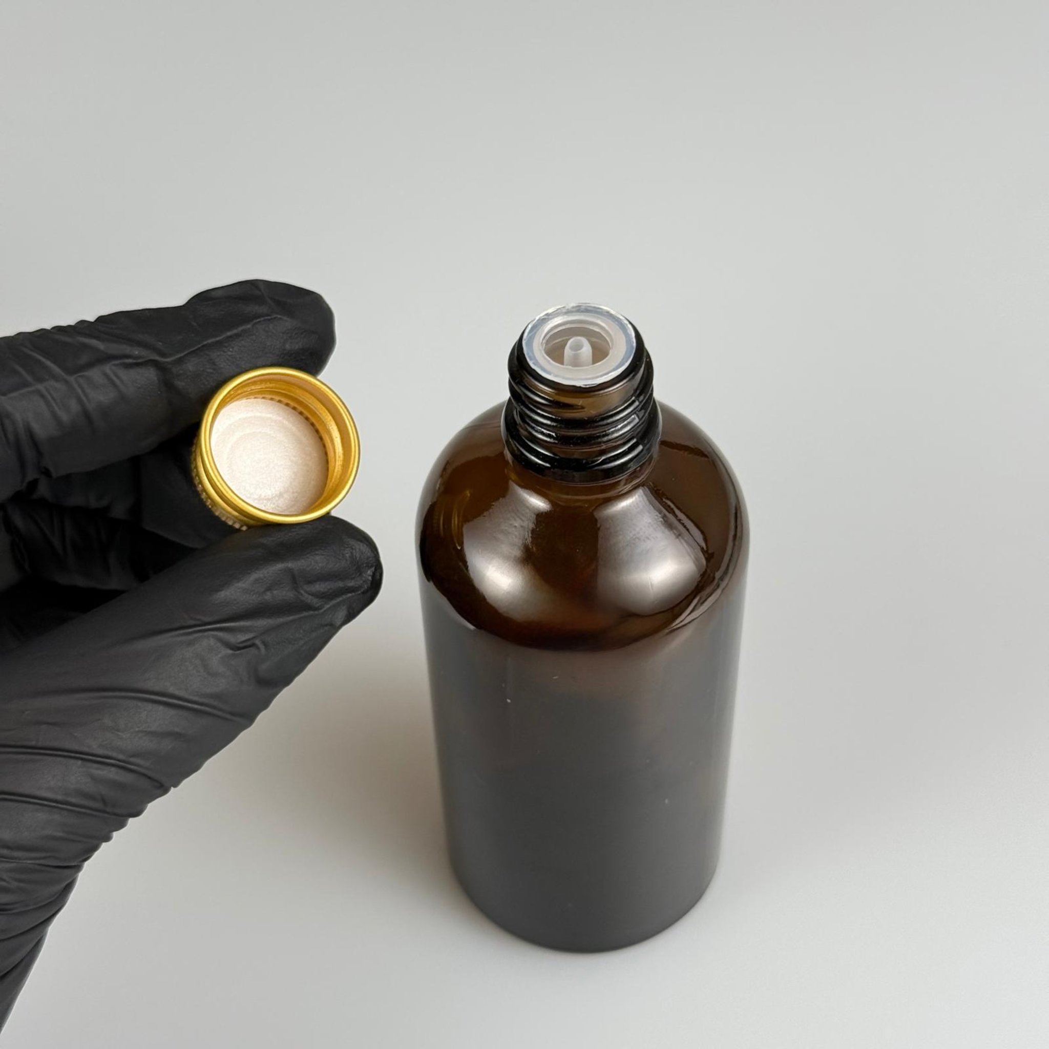 100 CC AMBER CAM ŞİŞE + KÖPÜK CONTALI GOLD ALÜMİNYUM METAL KAPAKLI + DAMLALIKLI KOLONYA TIPALI TAKIM - 100 ML KAHVERENGİ CAM ŞİŞE