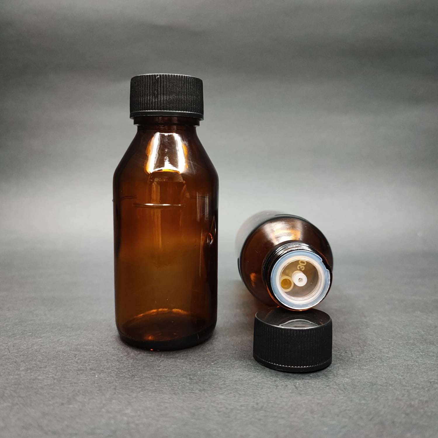 60 ML DOLUMU KOLAY, GENİŞ AĞIZLI İÇTEN DAMLALIKLI ŞİŞE (25 MM AĞIZ) - 60 CC SİYAH CONTALI KAPAKLI İÇTEN DAMLALIKLI CAM ECZA ŞİŞESİ - AMBER KAHVERENGİ