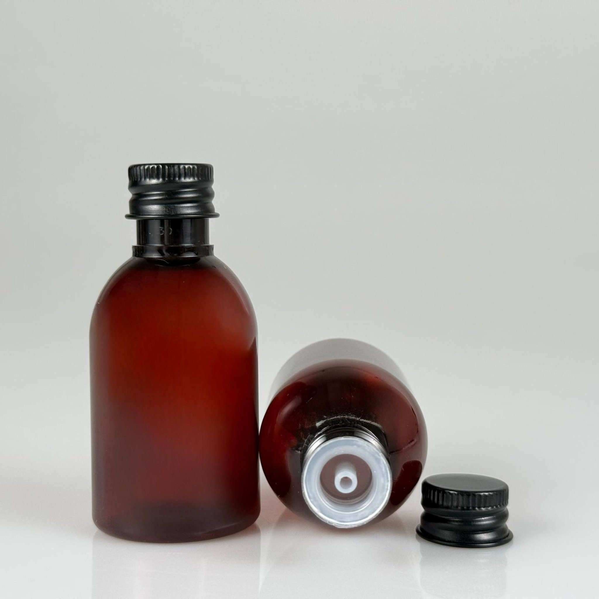 50  CC AMBER PET ŞİŞE + KÖPÜK CONTALI SİYAH ALÜMİNYUM METAL KAPAKLI + DAMLALIKLI KOLONYA TIPALI TAKIM - 50 ML KAHVERENGİ PLASTİK ŞİŞE
