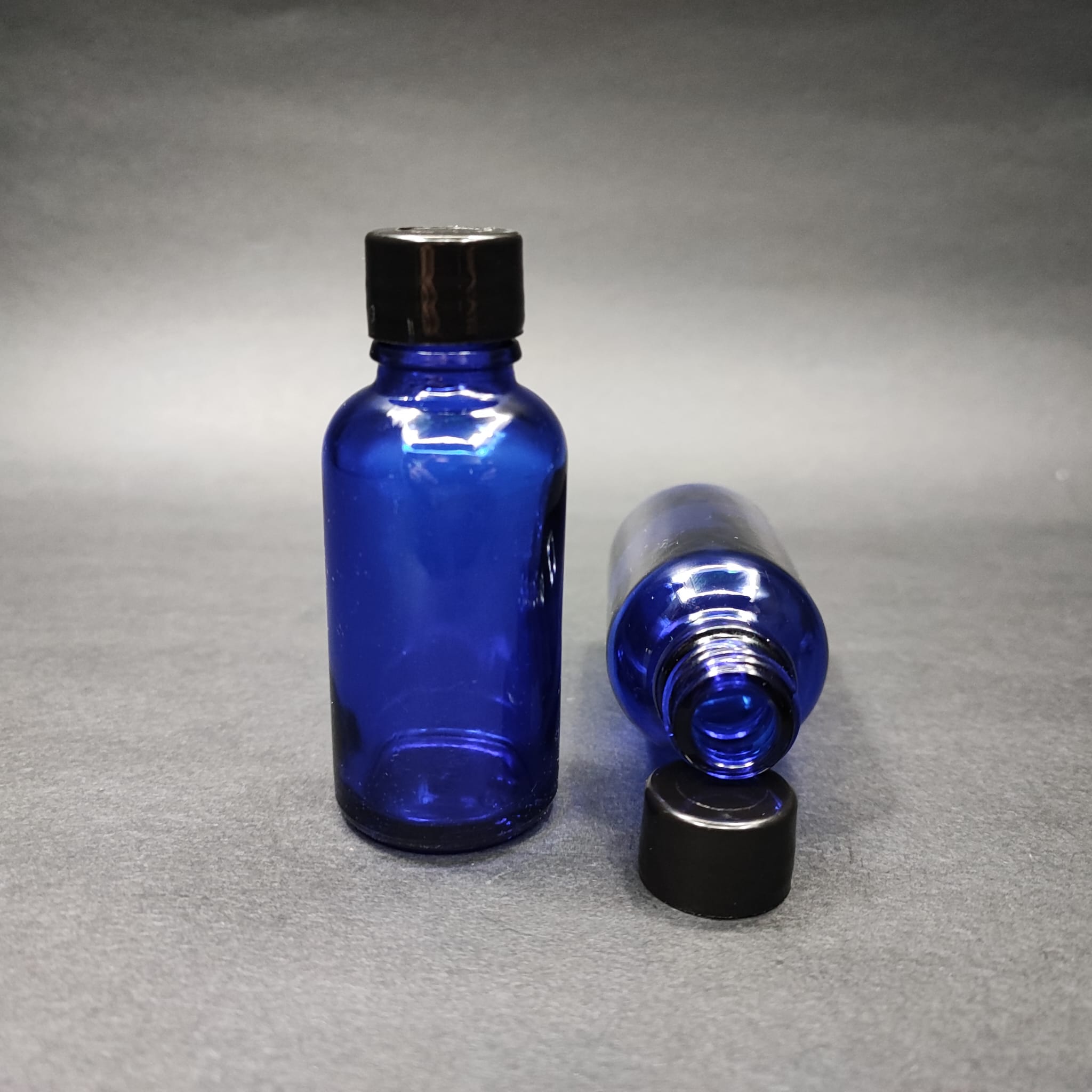 30 CC MAVİ CAM ŞİŞE + KENDİNDEN CONTALI SIZDIRMAZ SİYAH KAPAK - 30 ML KAPAKLI CAM ŞİŞE