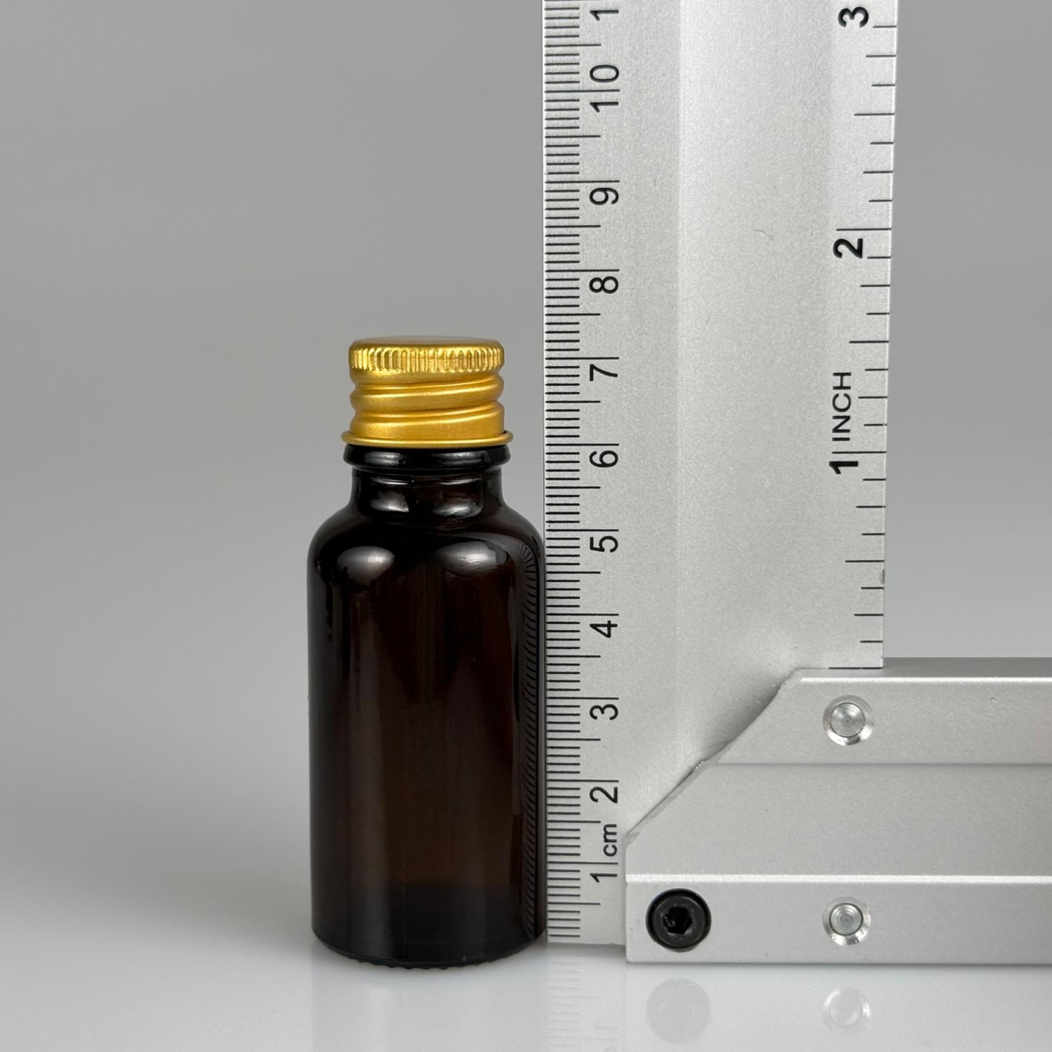 20 CC AMBER CAM ŞİŞE + KÖPÜK CONTALI GMOLD ALÜMİNYUM METAL KAPAKLI TAKIM - 20 ML KAHVERENGİ CAM ŞİŞE