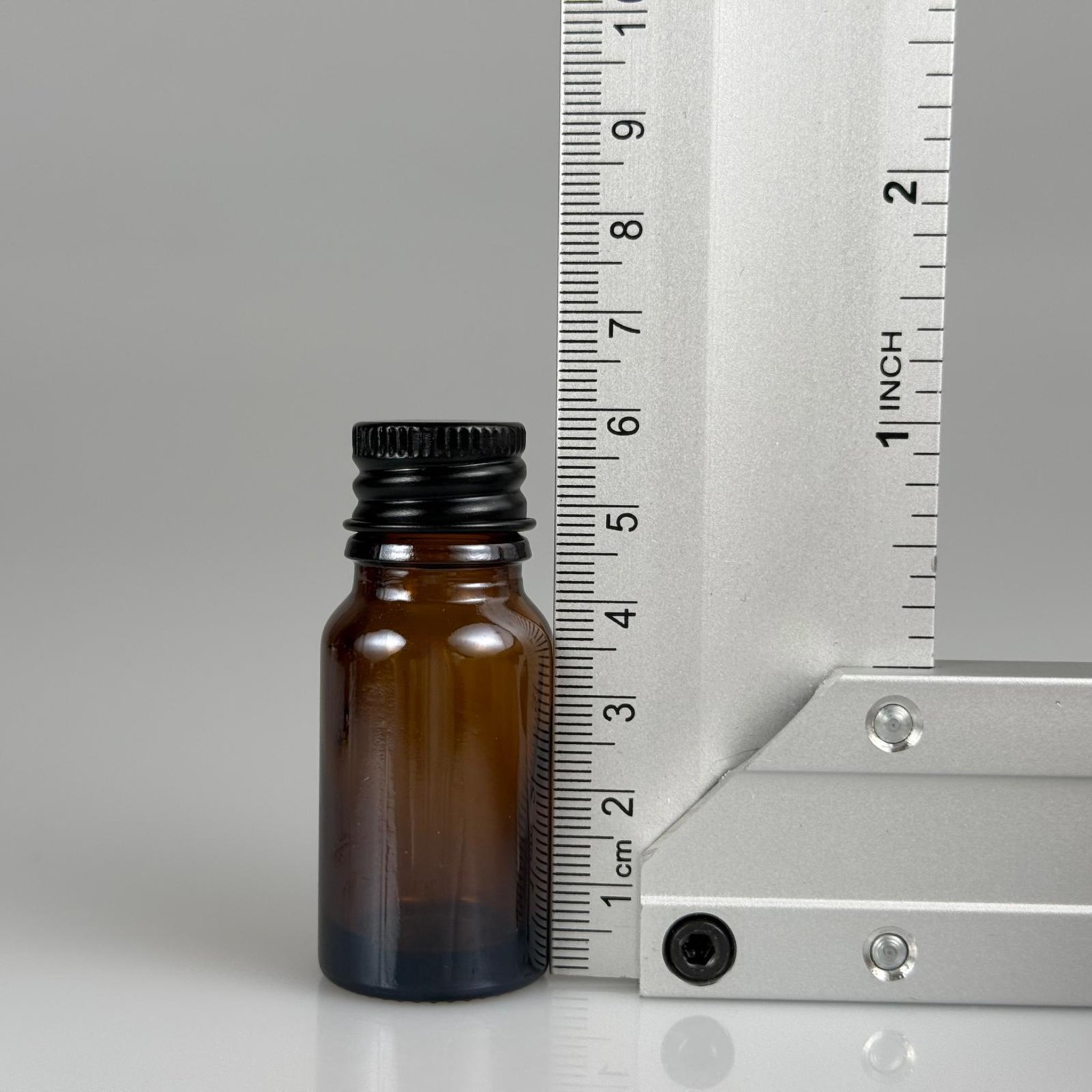 10 CC AMBER CAM ŞİŞE + KÖPÜK CONTALI SİYAH ALÜMİNYUM METAL KAPAKLI TAKIM - 10 ML KAHVERENGİ CAM ŞİŞE