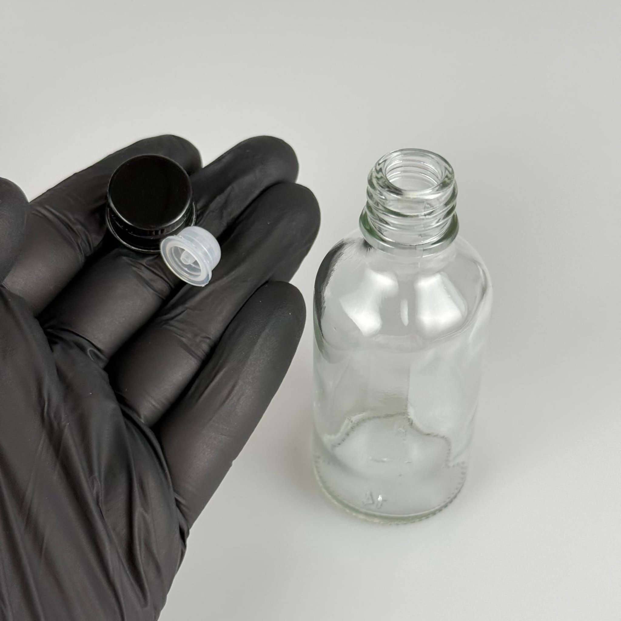 50 CC ŞEFFAF CAM ŞİŞE + KÖPÜK CONTALI SİYAH ALÜMİNYUM METAL KAPAKLI + KOLONYA TIPALI TAKIM - 50 ML ŞEFFAF CAM ŞİŞE