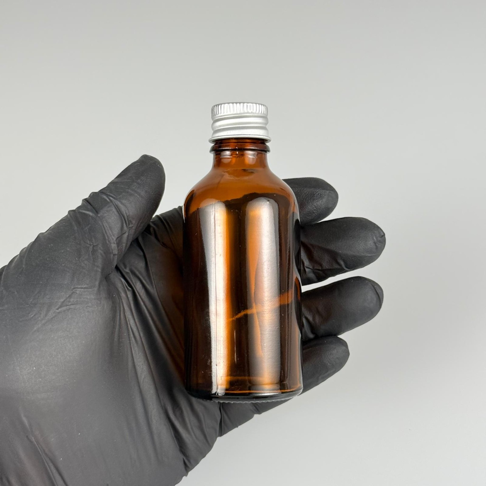 50 CC AMBER CAM ŞİŞE + KÖPÜK CONTALI GÜMÜŞ ALÜMİNYUM METAL KAPAKLI + KÖR TIPALI TAKIM - 50 ML KAHVERENGİ CAM ŞİŞE