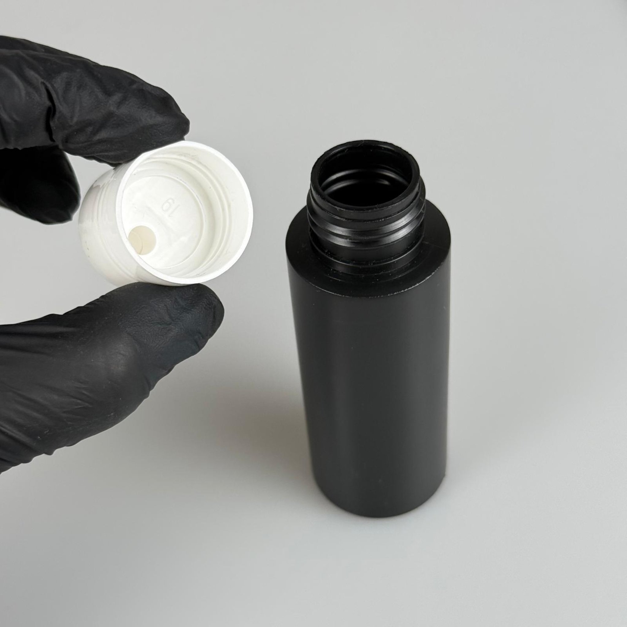50 CC SİYAH POLİETİLEN ŞAMPUAN ŞİŞESİ -  50 ML BEYAZ DİSKTOP ŞAMPUAN KAPAKLI