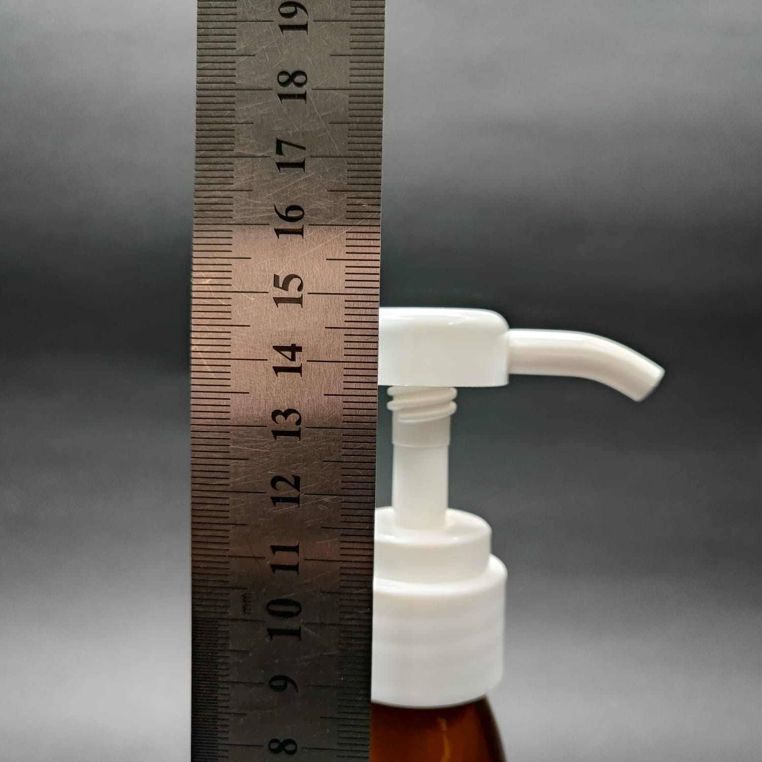 60 CC AMBER CAM ŞİŞE + BEYAZ DOZAJ POMPALI (HER BASMADA 4 CC SIVI ATAR)  - 60 ML POMPALI ŞİŞE - ŞURUP, ŞAMPUAN, KREM GİBİ YOĞUN KIVAMLI SIVILARDA KULLANILIR