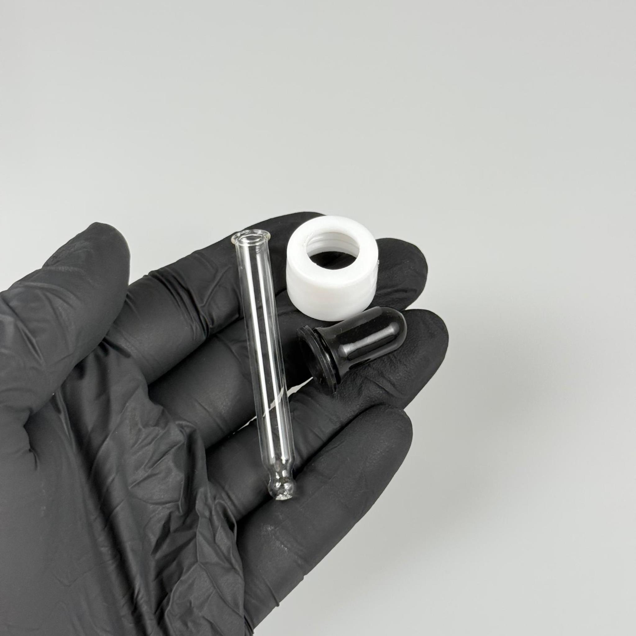 18 MM CAM DAMLALIKLI TAKIM - SİYAH EMZİK +  DELİKLİ PLASTİK DÜZ BEYAZ KAPAK + 59 MM CAM PİPET