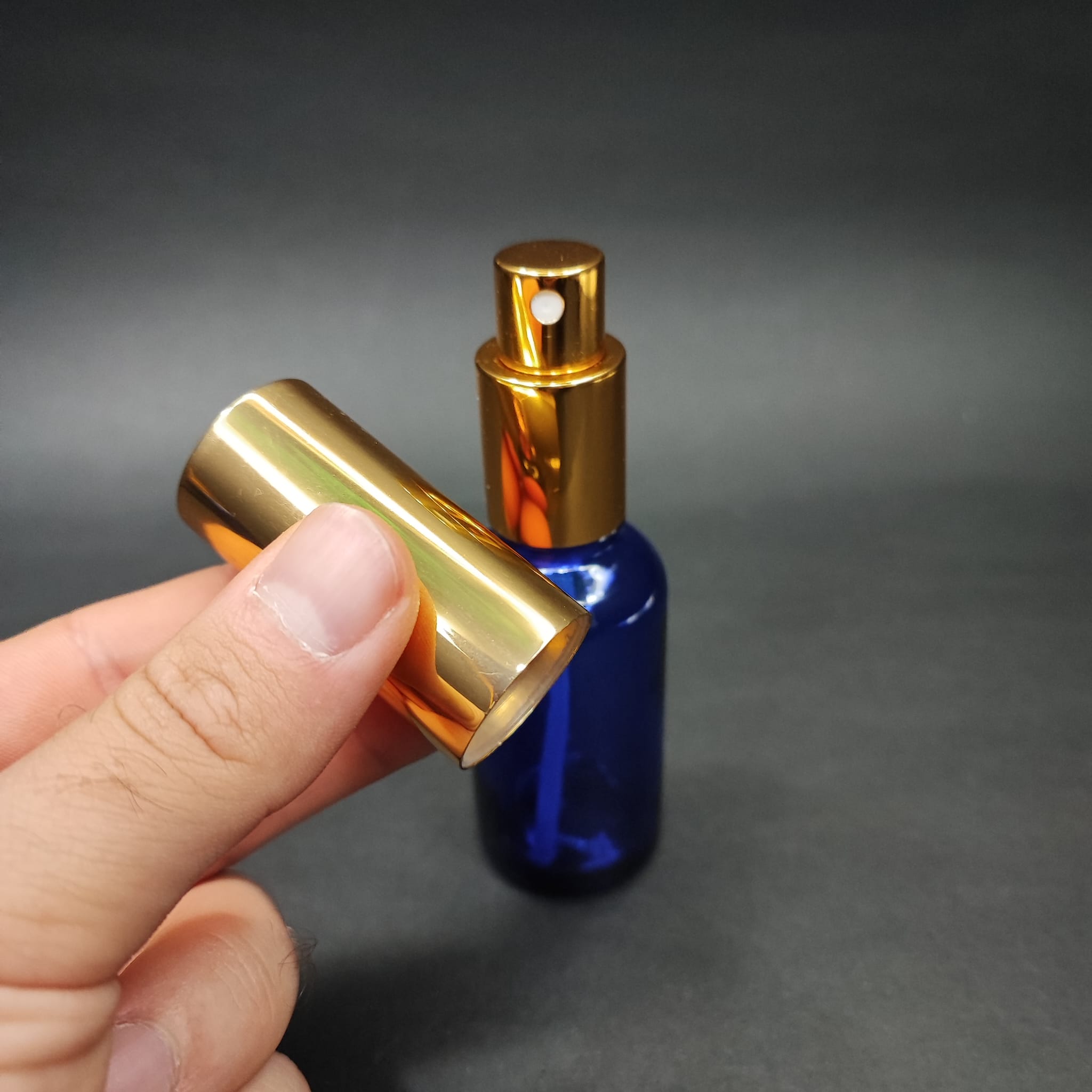 30 ML LÜKS VİDALI VALF ÇEVİRME PARFÜM ŞİŞELERİ - 30 CC MAVİ CAM ŞİŞE - GOLD METAL SPREYLİ KAPAKLI SET