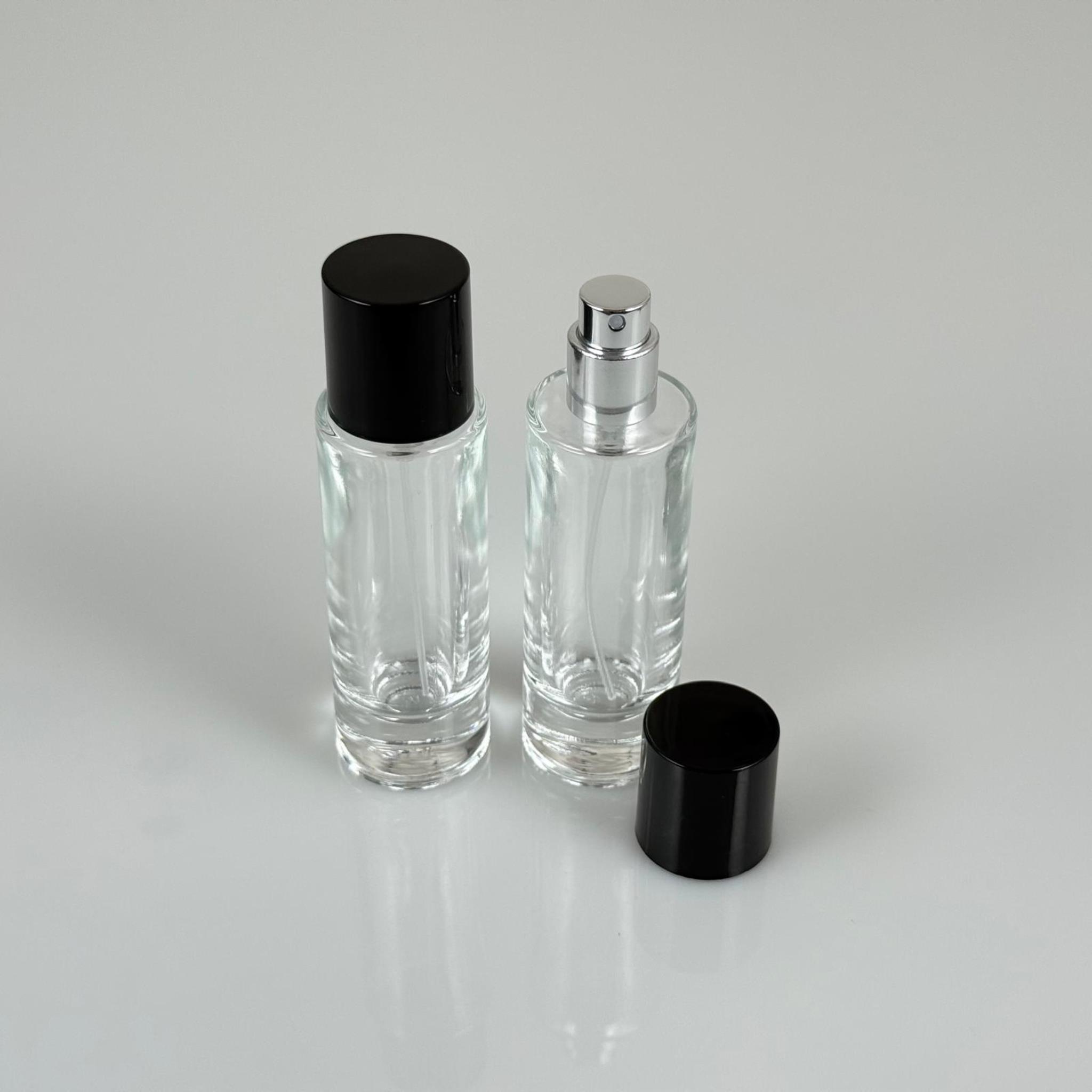 30 ML SİLİNDİR UZUN MODEL PARFÜM ŞİŞESİ - GÜMÜŞ METAL SPREYLİ + SİYAH PLASTİK KAPAKLI (AĞIZ 15 MM GEÇME KOLAY KAPAMA)