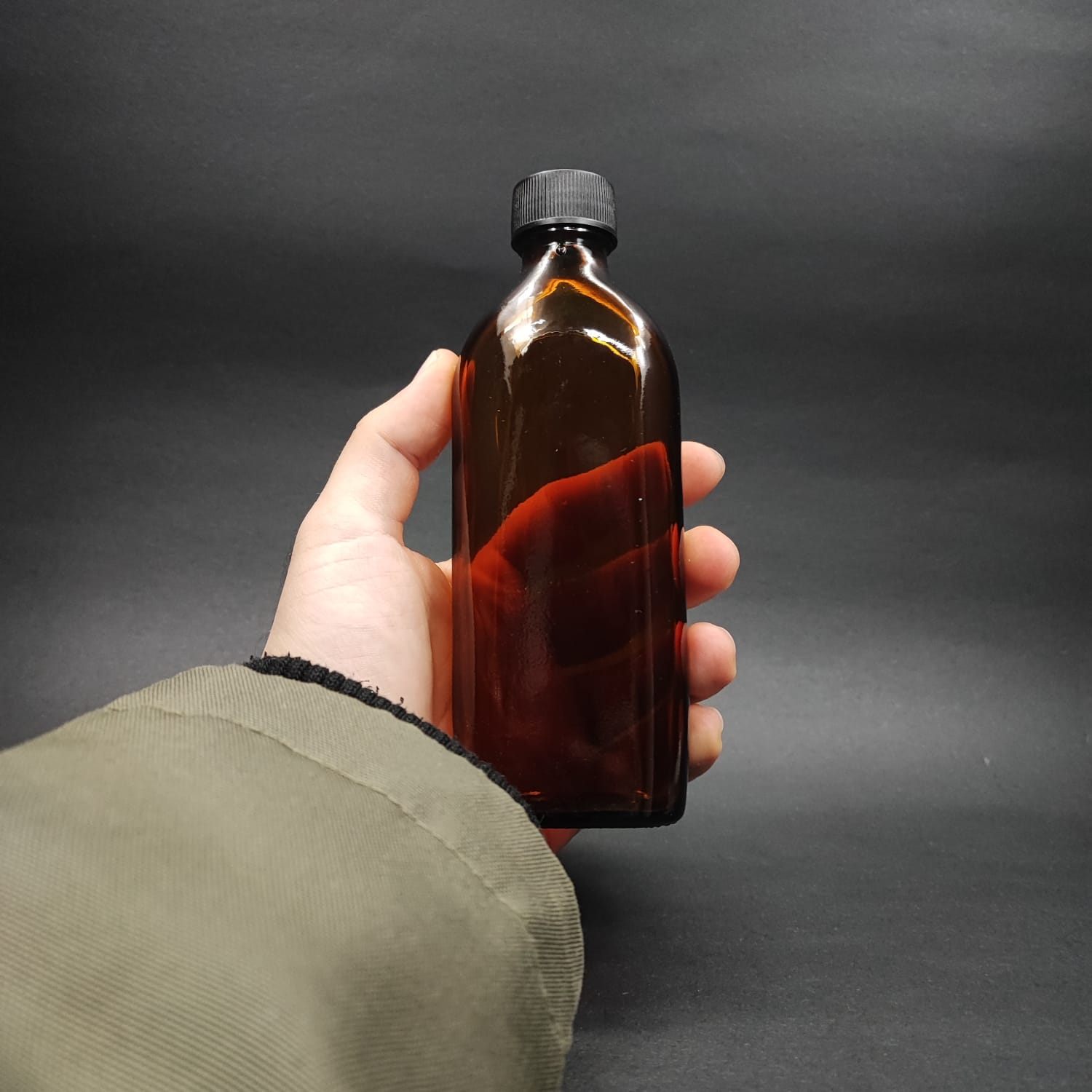 150 ML DOLUMU KOLAY, GENİŞ AĞIZLI İÇTEN DAMLALIKLI YASSI ŞİŞE (25 MM AĞIZ) - 150 CC SİYAH CONTALI KAPAKLI İÇTEN DAMLALIKLI CAM ECZA ŞİŞESİ - AMBER KAHVERENGİ