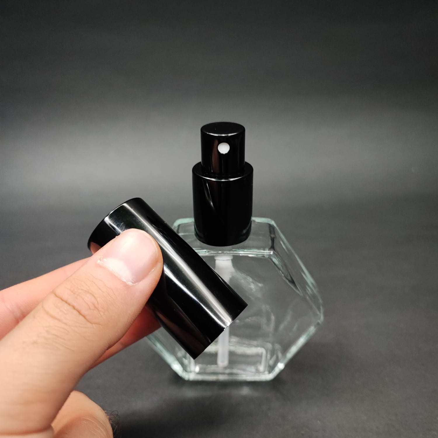 50 ML LÜKS VİDALI VALF ÇEVİRME PARFÜM ŞİŞELERİ - 50 CC ALTIGEN ŞEFFAF CAM ŞİŞE - SİYAH METAL SPREYLİ KAPAKLI SET