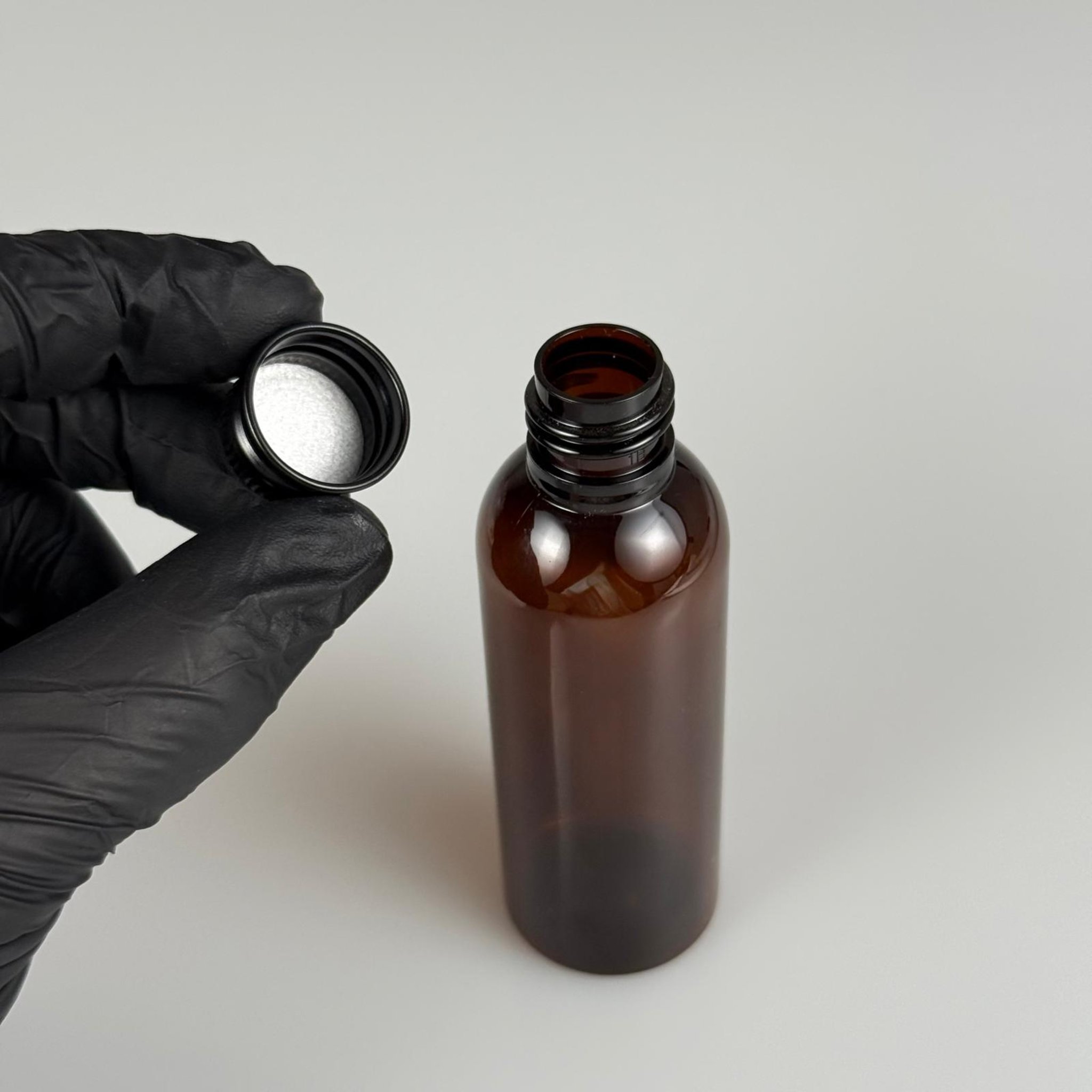50 CC AMBER SİLİNDİR UZUN MODEL PET ŞİŞE + KÖPÜK CONTALI SİYAH ALÜMİNYUM METAL KAPAKLI TAKIM - 50 ML KAHVERENGİ PLASTİK ŞİŞE