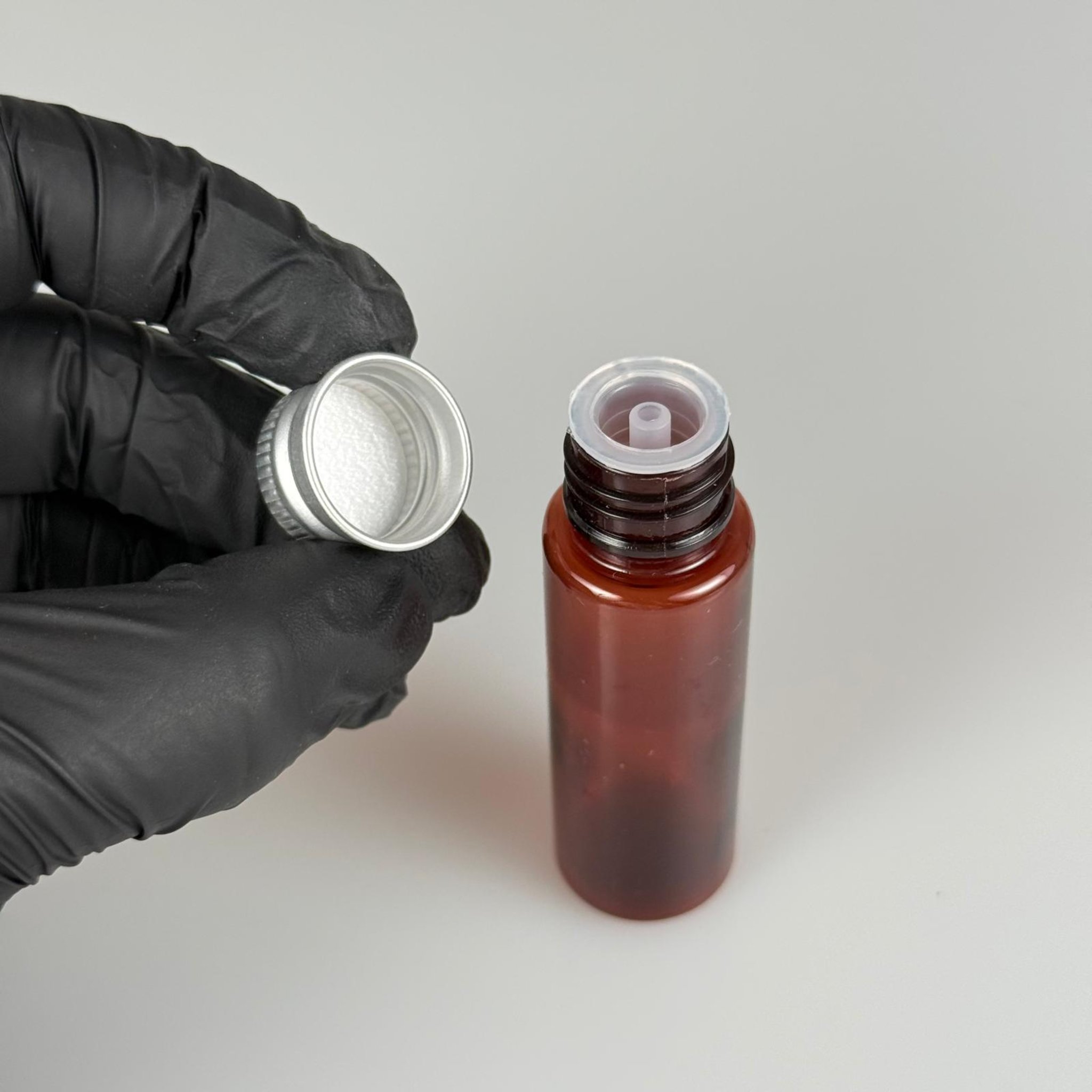 20 CC PET AMBER SHOT ŞİŞE - KÖPÜK CONTALI GÜMÜŞ ALÜMİNYUM METAL KAPAKLI + DAMLALIKLI KOLONYA TIPALI TAKIM - 20 ML KAHVERENGİ PLASTİK ŞİŞE