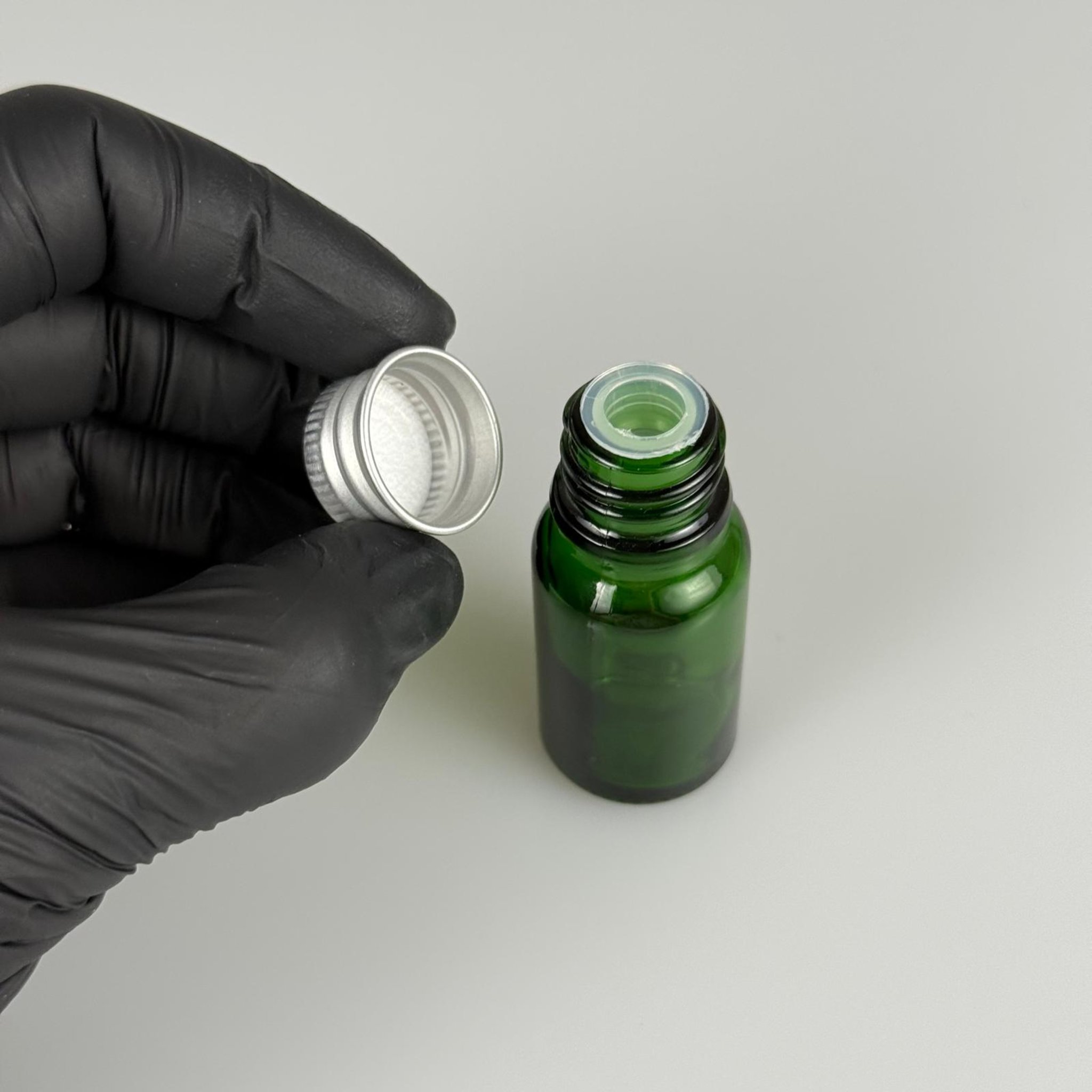 10 CC YEŞİL CAM ŞİŞE + KÖPÜK CONTALI GÜMÜŞ ALÜMİNYUM METAL KAPAKLI + KÖR TIPALI TAKIM - 10 ML YEŞİL CAM ŞİŞE