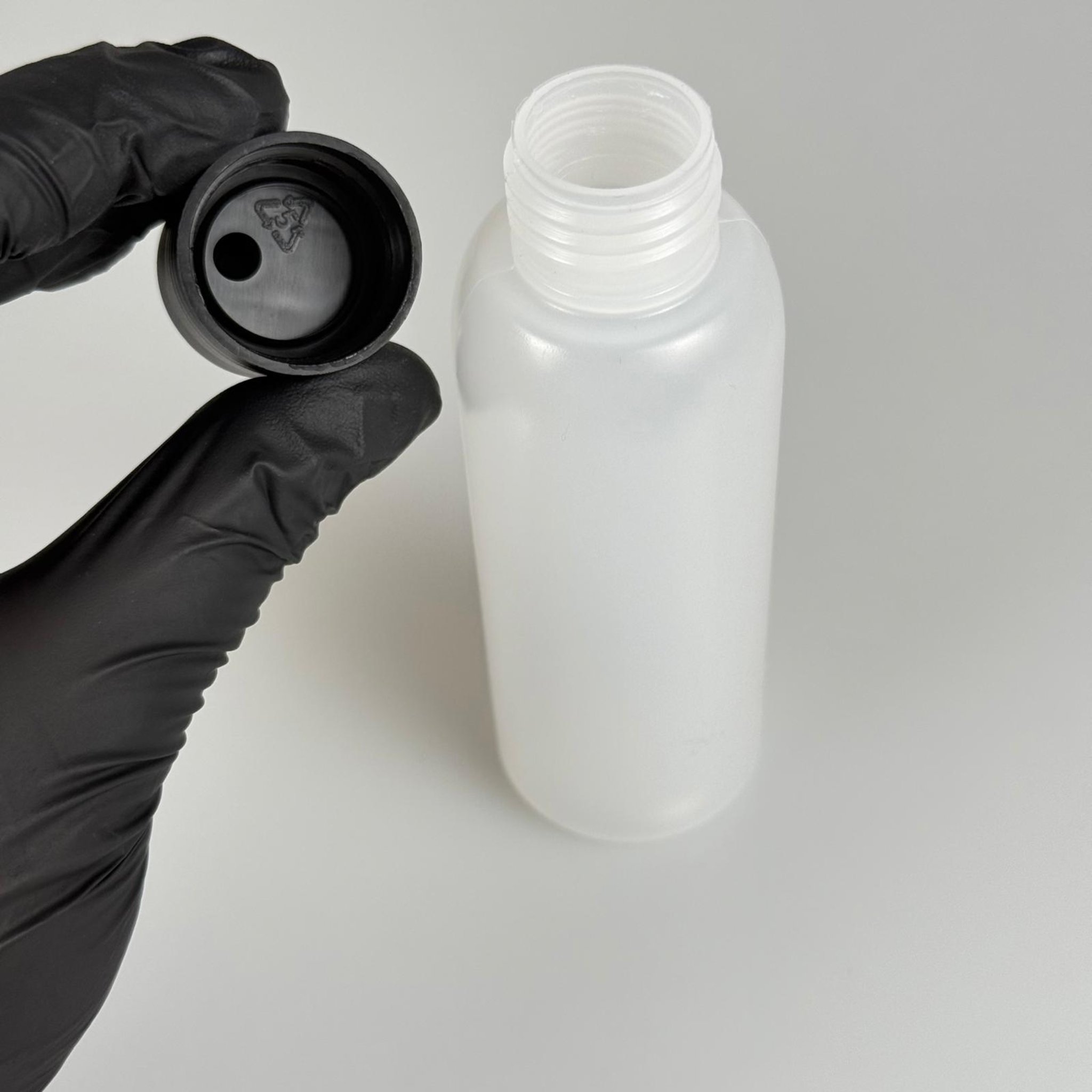 100 ML SIKILABİLİR YUMUŞAK PE POLİETİLEN PLASTİK ŞİŞE - SİYAH DİSKTOP ŞAMPUAN KAPAKLI - 100 cc sos, yağ, kartuş, mürekkep vb için boş şişeler