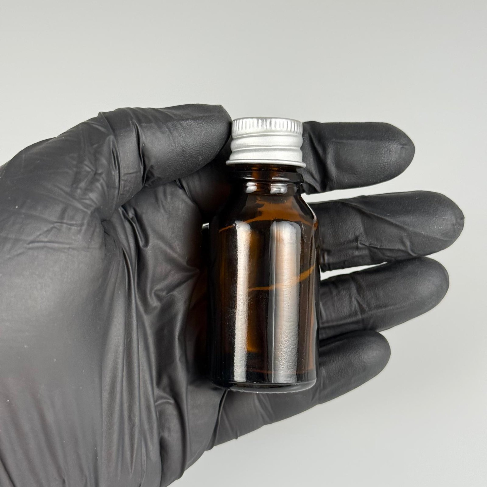15 CC AMBER CAM ŞİŞE + KÖPÜK CONTALI GÜMÜŞ ALÜMİNYUM METAL KAPAKLI + DAMLALIKLI KOLONYA TIPALI TAKIM - 15 ML KAHVERENGİ CAM ŞİŞE