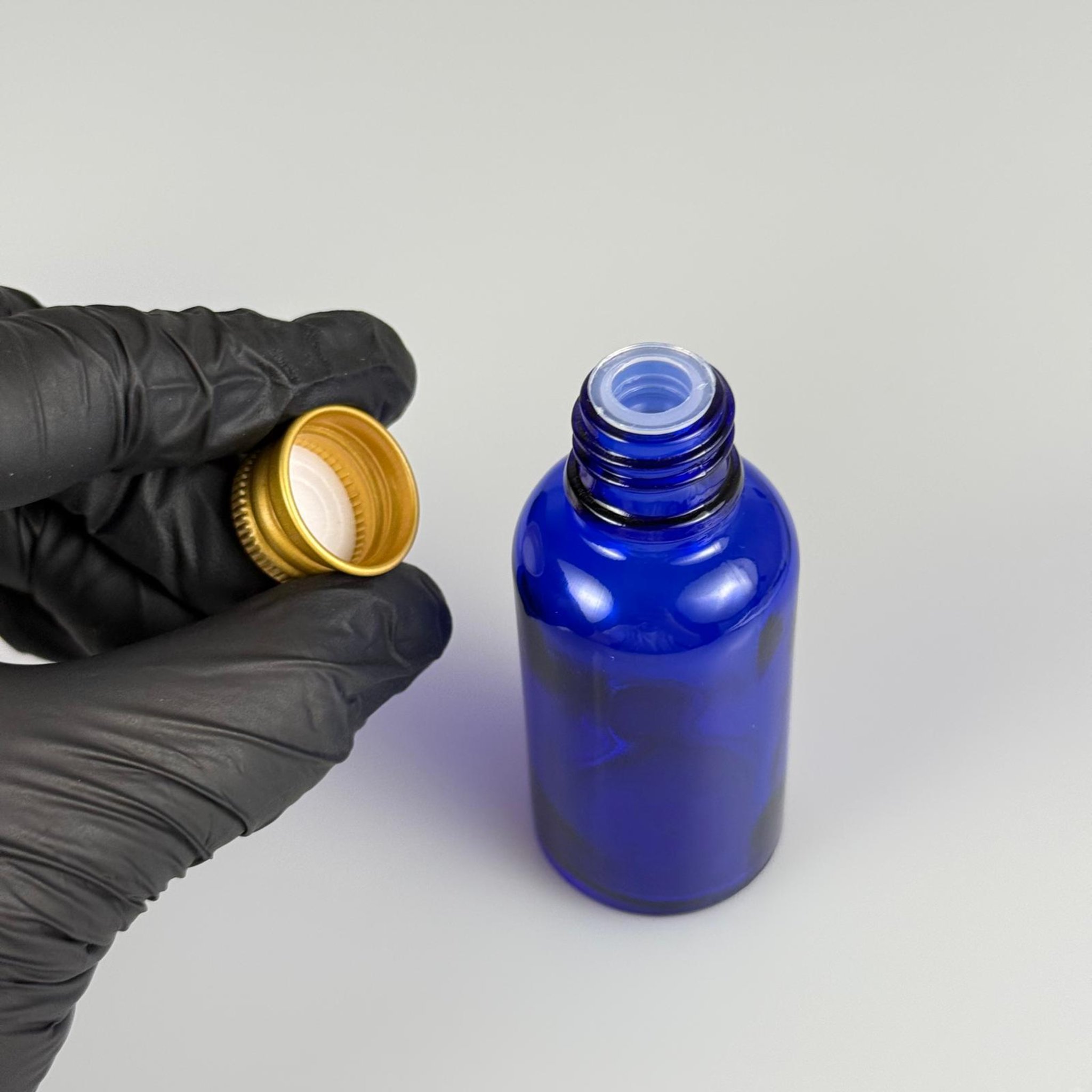 30 CC MAVİ CAM ŞİŞE + KÖPÜK CONTALI GOLD ALÜMİNYUM METAL KAPAKLI + KÖR TIPALI TAKIM - 30 ML MAVİ CAM ŞİŞE