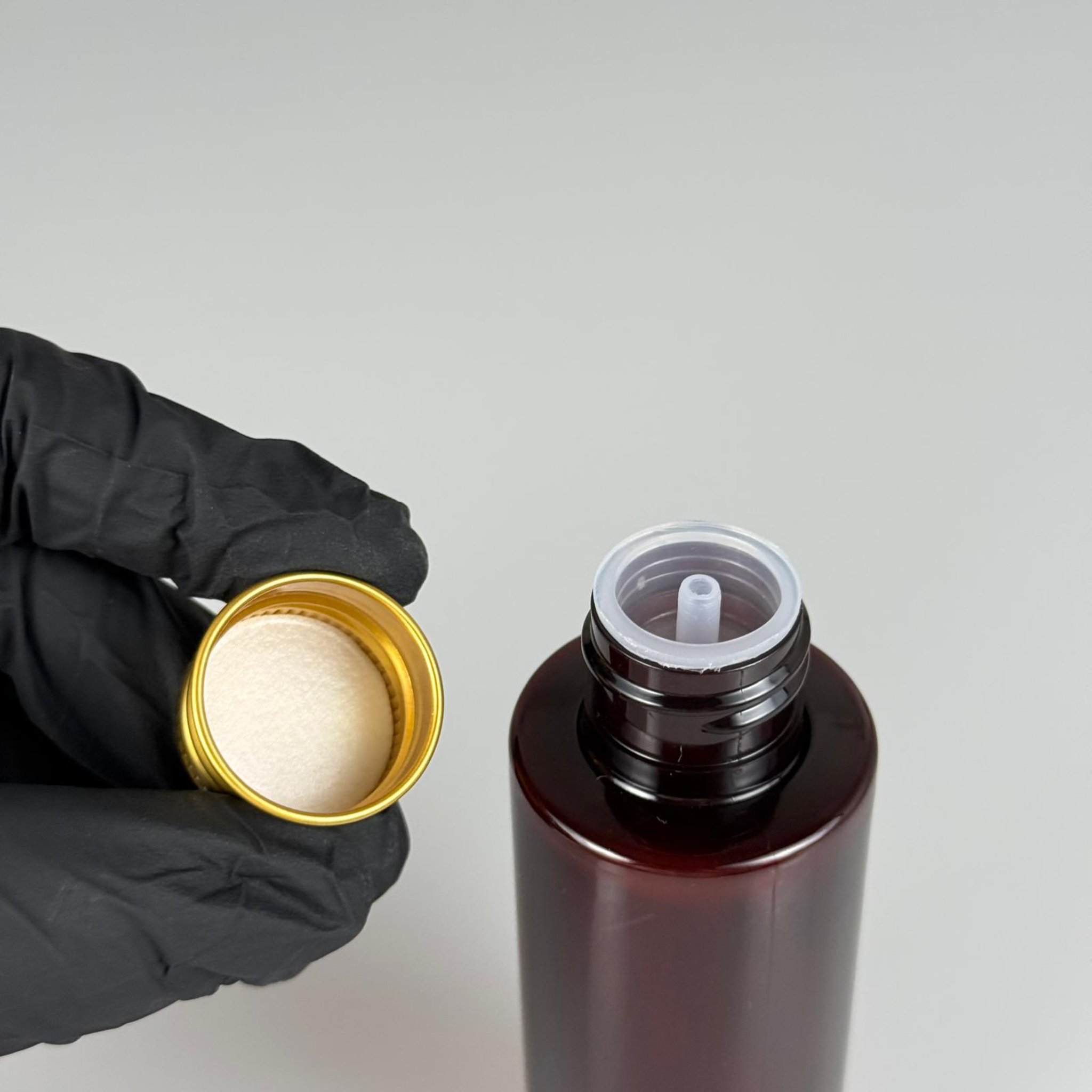 100 CC AMBER SİLİNDİR KESKİN KÜT MODEL SERT PET ŞİŞE (17 GR - 24 AĞIZ ) + KÖPÜK CONTALI GOLD METAL ALÜMİNUM KAPAKLI + KOLONYA TIPALI TAKIM - 100 ML KAPAKLI AMBER PLASTİK ŞİŞELER
