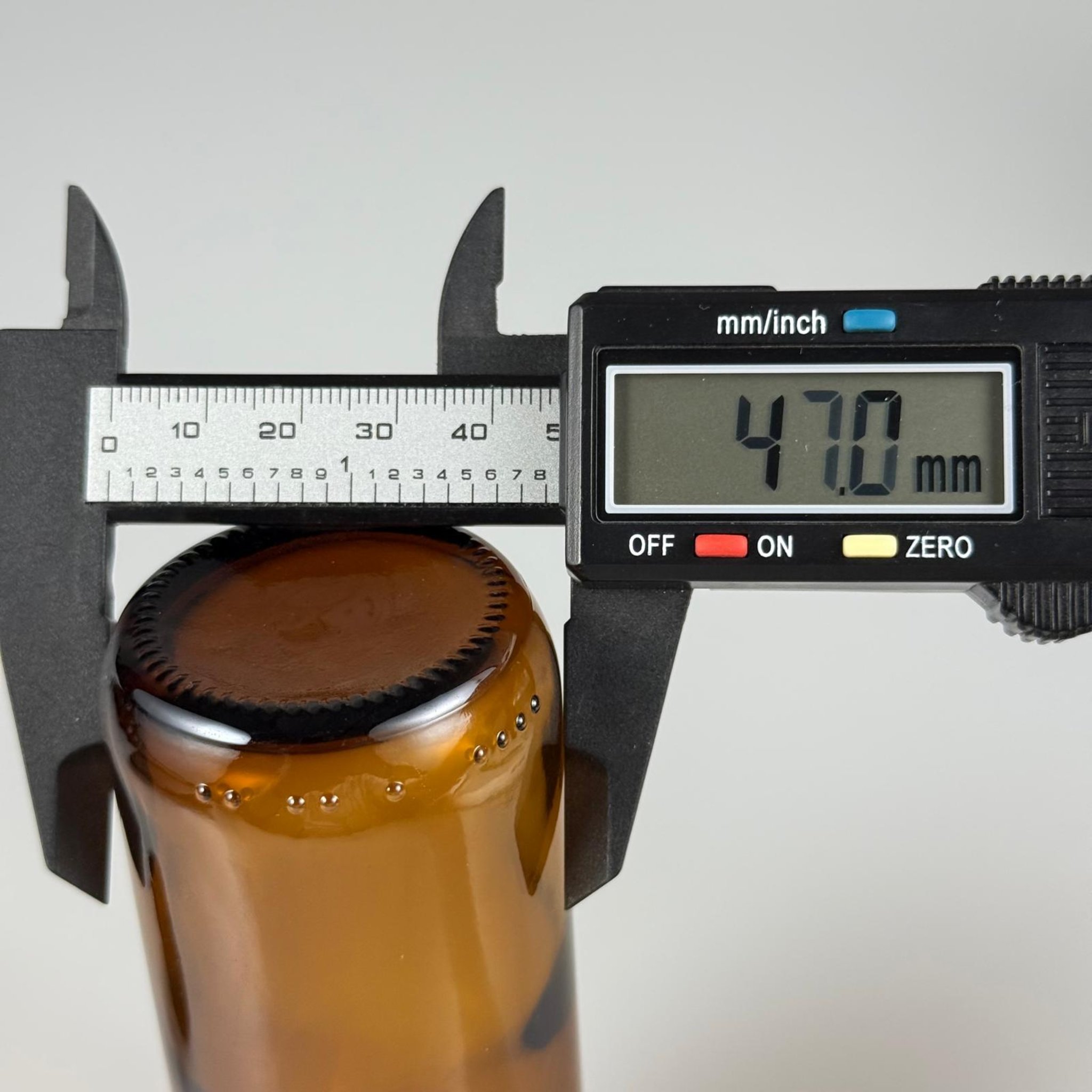 100 CC AMBER CAM ŞİŞE + SİYAH PLASTİK KAPAK + 15 ML ÖLÇEK TAKIM - 100 ML KAHVERENGİ BOŞ ŞURUP ŞİŞESİ (AĞIZ ÇAPI 25 MM)
