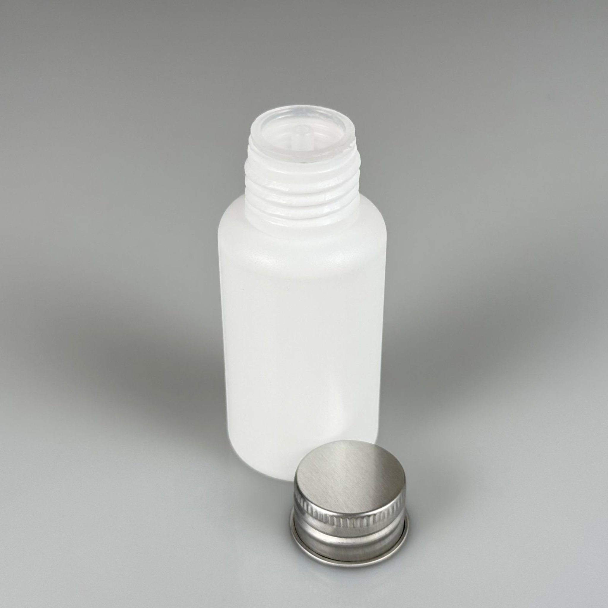 50 CC BEYAZ POLİETİLEN PLASTİK ASETON ŞİŞESİ ( 24 AĞIZ ) + KÖPÜK CONTALI GÜMÜŞ METAL ALÜMİNYUM KAPAK + KOLONYA TIPALI TAKIM - 50 ML BEYAZ PLASTİK ASETON ŞİŞELERİ