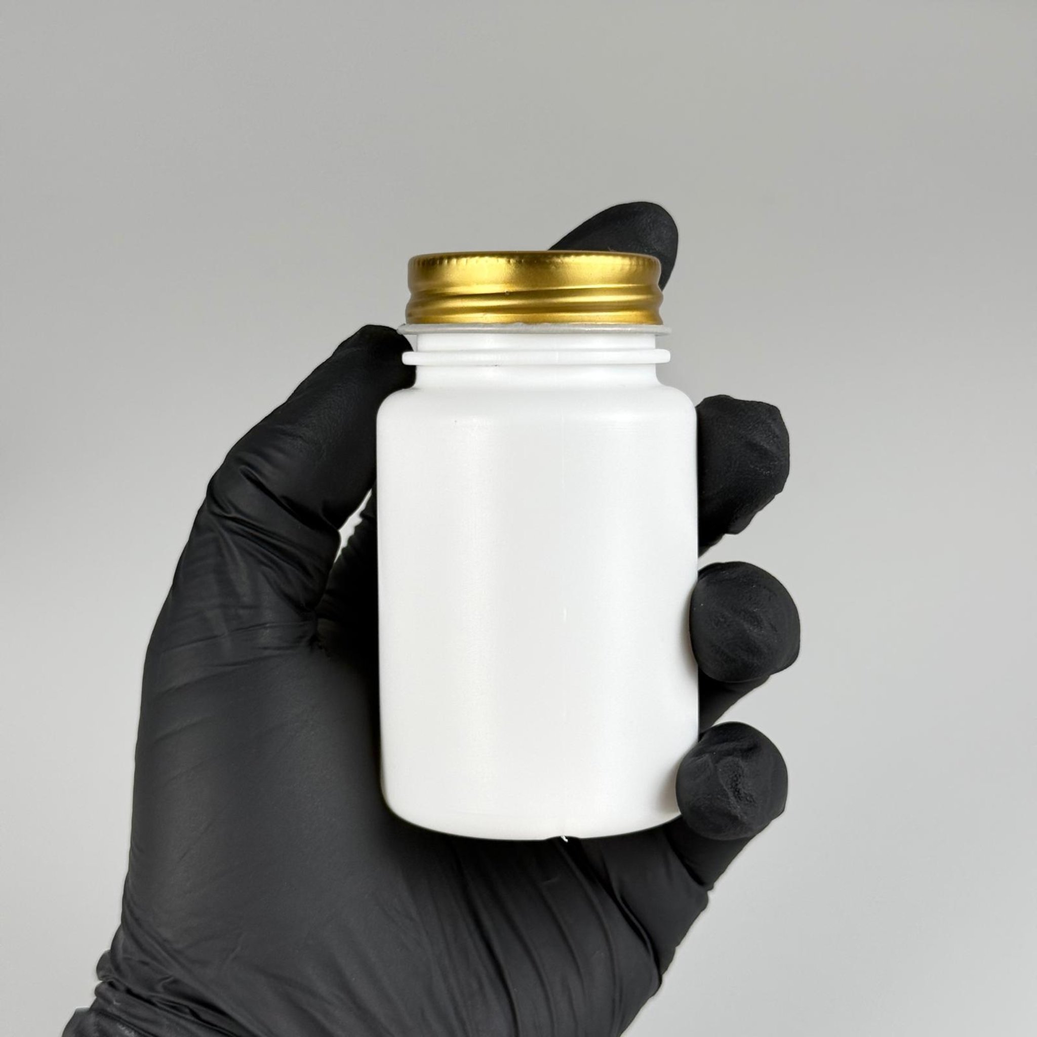 100 CC BEYAZ SERT POLİETİLEN ŞİŞE + GOLD METAL KAPAKLI + KENDİNDEN YAPIŞKANLI KÖPÜK CONTALI - 100 ML POLİETİLEN ŞİŞE