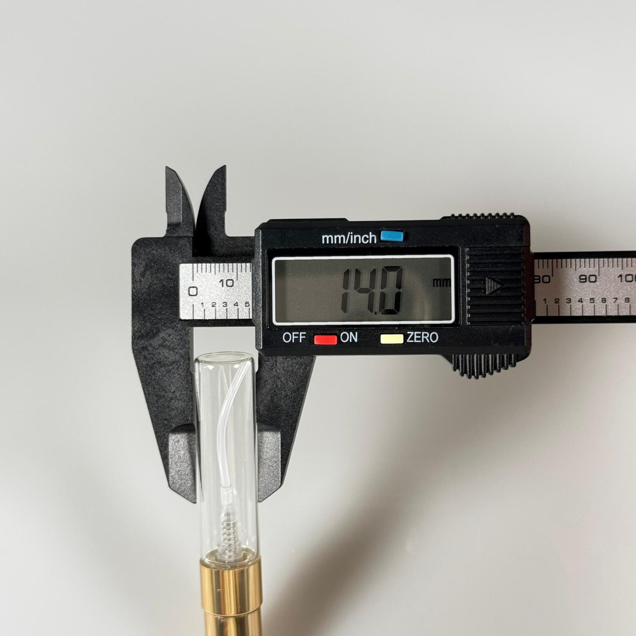 5 CC CAM KALEM PARFÜM ŞİŞESİ GOLD METAL SPREYLİ KAPAKLI TAKIM - 5 ML CAM TÜP PARFÜM ŞİŞESİ - VİDALI SPREY VALF TEKRAR DOLDURULABİLİR
