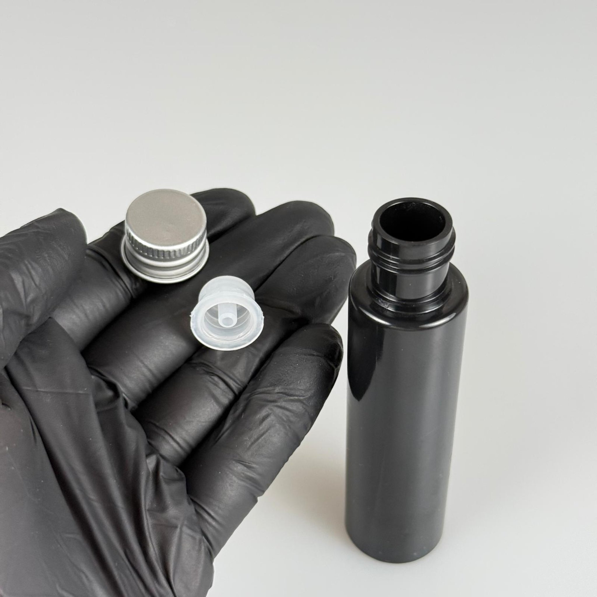 35 CC PET ŞİŞE - KÖPÜK CONTALI GÜMÜŞ ALÜMİNYUM METAL KAPAKLI + DAMLALIKLI KOLONYA TIPALI TAKIM - 35 ML SİYAH PET ŞİŞE