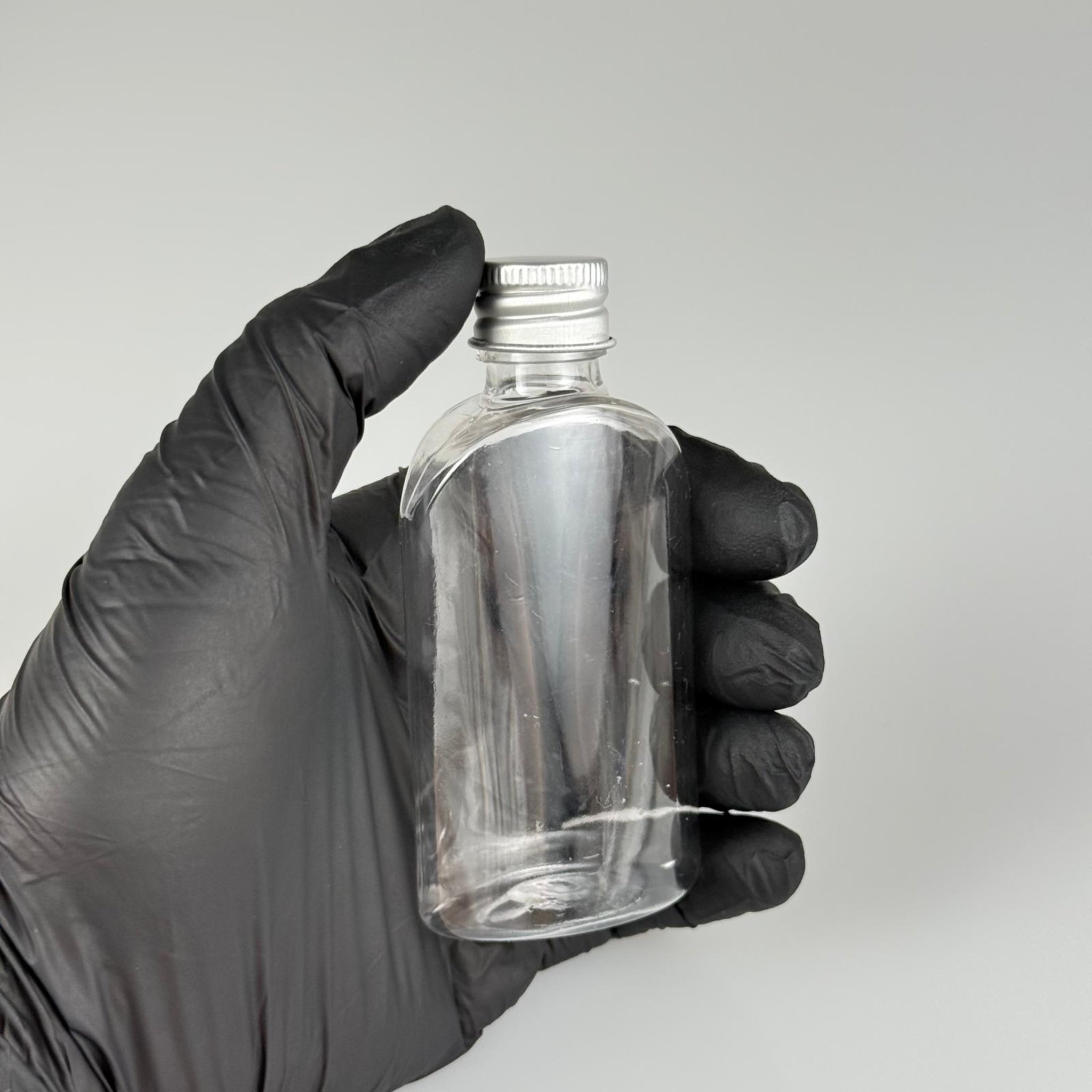50 CC ŞEFFAF YASSI OVAL MODEL PET ŞİŞE + KÖPÜK CONTALI GÜMÜŞ ALÜMİNYUM METAL KAPAKLI + KÖR TIPALI TAKIM - 50 ML PLASTİK ŞİŞE
