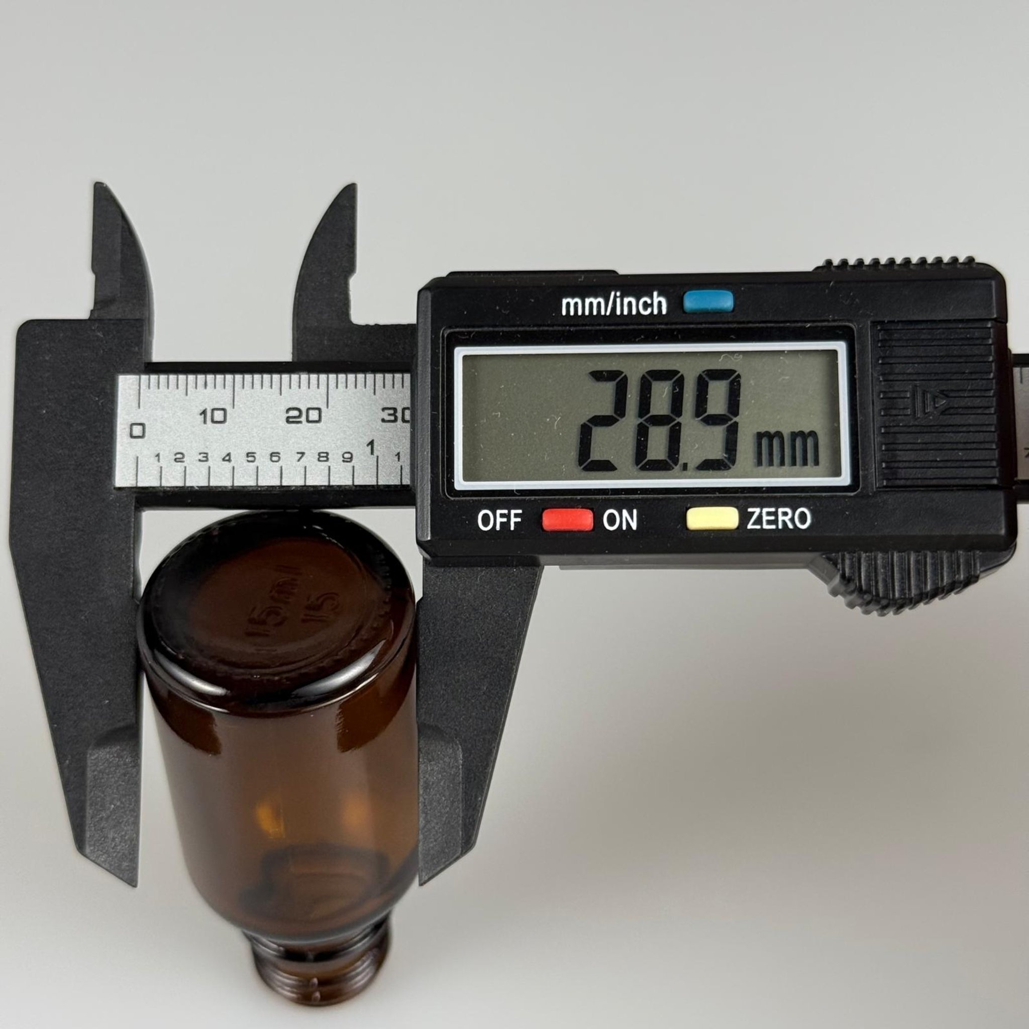 15 CC AMBER CAM ŞİŞE + KÖPÜK CONTALI SİYAH ALÜMİNYUM METAL KAPAKLI + KÖR TIPALI TAKIM - 15 ML KAHVERENGİ CAM ŞİŞE