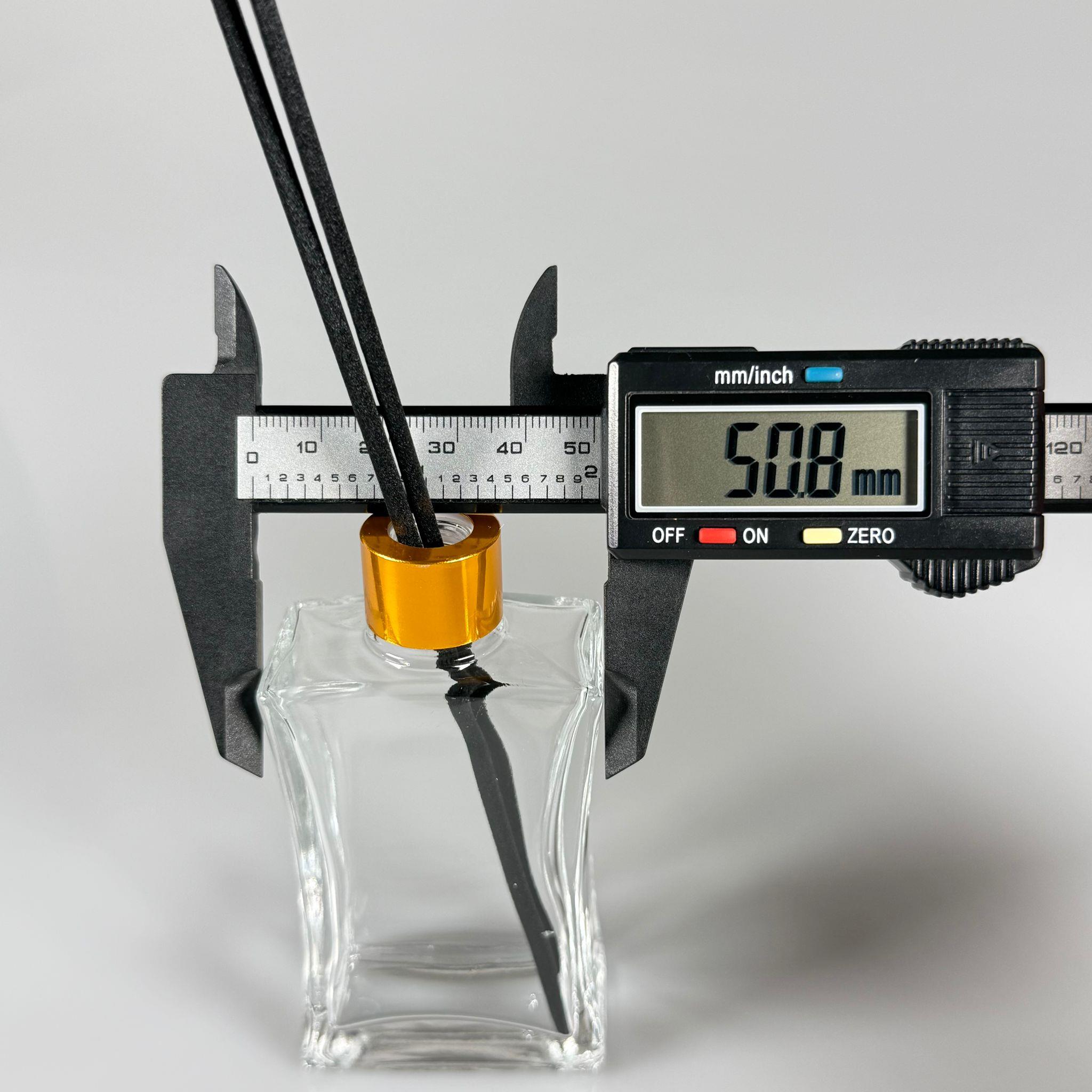 50 CC DİKDÖRTGEN BAMBU CAM BAMBU ODA KOKUSU ŞİŞESİ - 50 ML ÇUBUKLU KÖŞELİ BAMBU ODA KOKUSU ŞİŞESİ - DİFÜZÖR ŞİŞE- CAM ŞİŞE + GOLD METAL KAPAK + PLASTİK TIPA + 3 ADET FİBER SİYAH BAMBU ÇUBUK