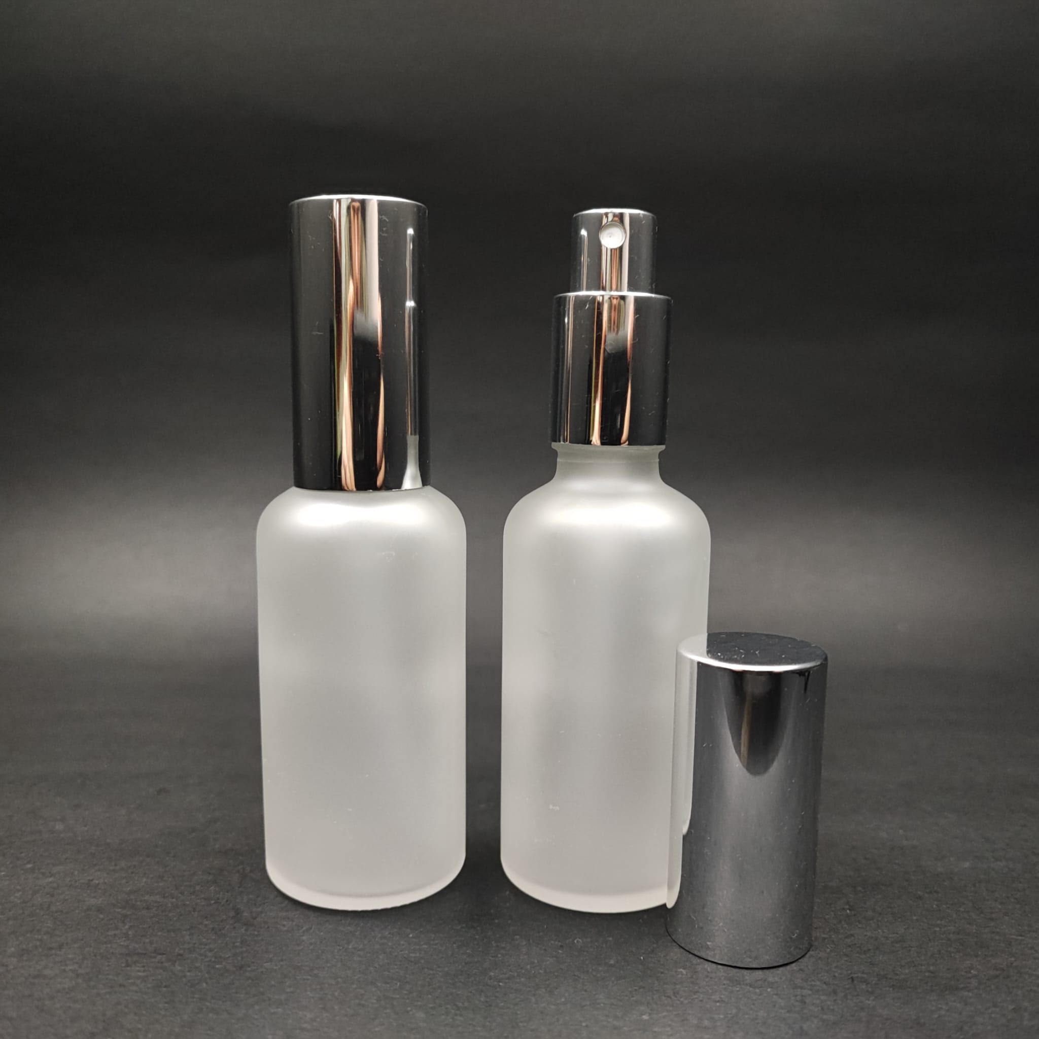 50 ML LÜKS VİDALI VALF ÇEVİRME PARFÜM ŞİŞELERİ - 50 CC BUZLU CAM ŞİŞE - GÜMÜŞ METAL SPREYLİ KAPAKLI SET