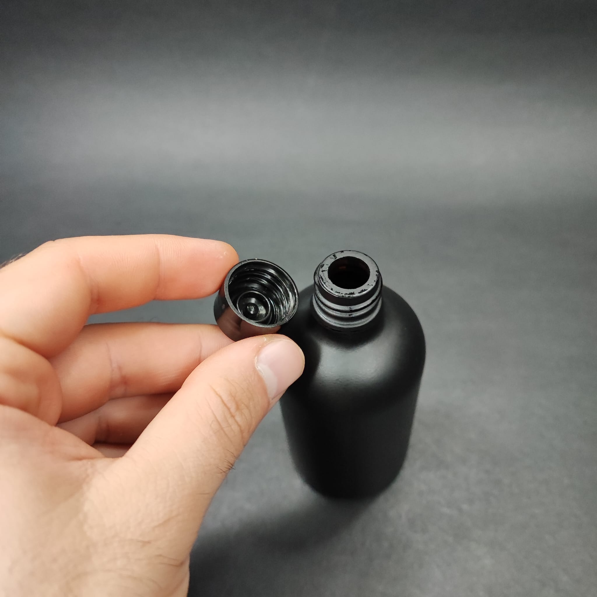 100 CC SİYAH CAM ŞİŞE + KENDİNDEN CONTALI SIZDIRMAZ SİYAH KAPAK - 100 ML KAPAKLI CAM ŞİŞE