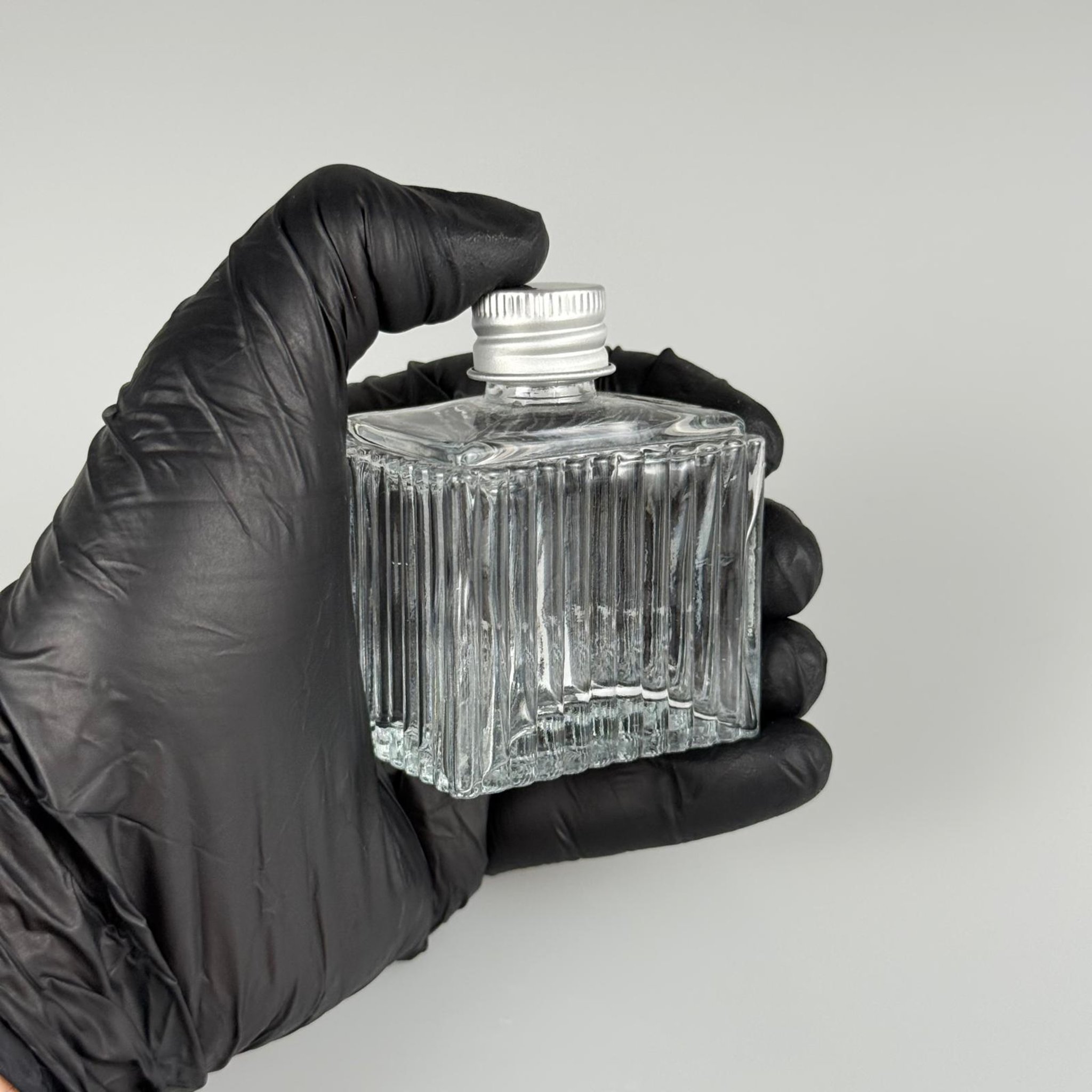 50 CC KÖŞELİ DESENLİ ÇİZGİLİ CAM ŞİŞE + GÜMÜŞ  ALÜMİNYUM METAL KAPAKLI TAKIM - 50 ML PRESTİJLİ ŞİŞE