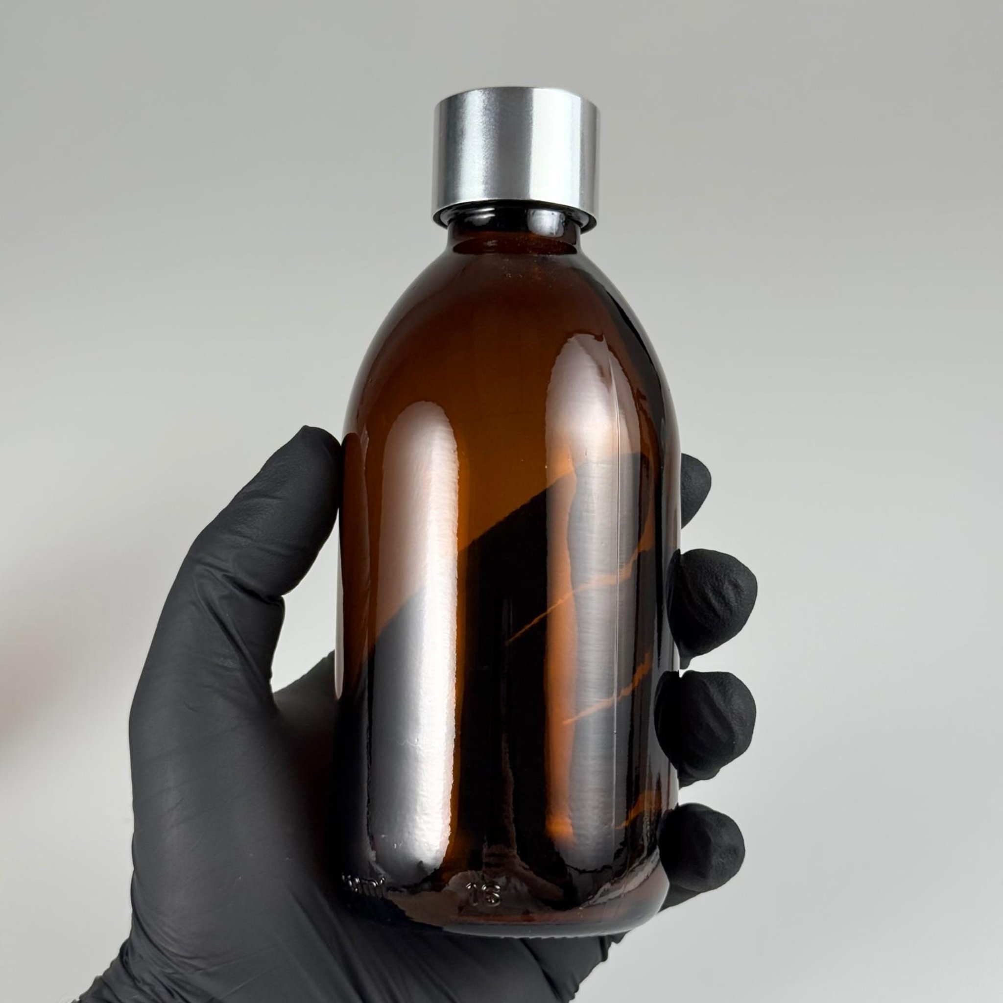 250 CC AMBER CAM ŞİŞE + ALÜMİNYUM KAPLAMALI GÜMÜŞ KAPAKLI + KÖR TIPALI TAKIM - 250 ML KAHVERENGİ CAM ŞİŞE