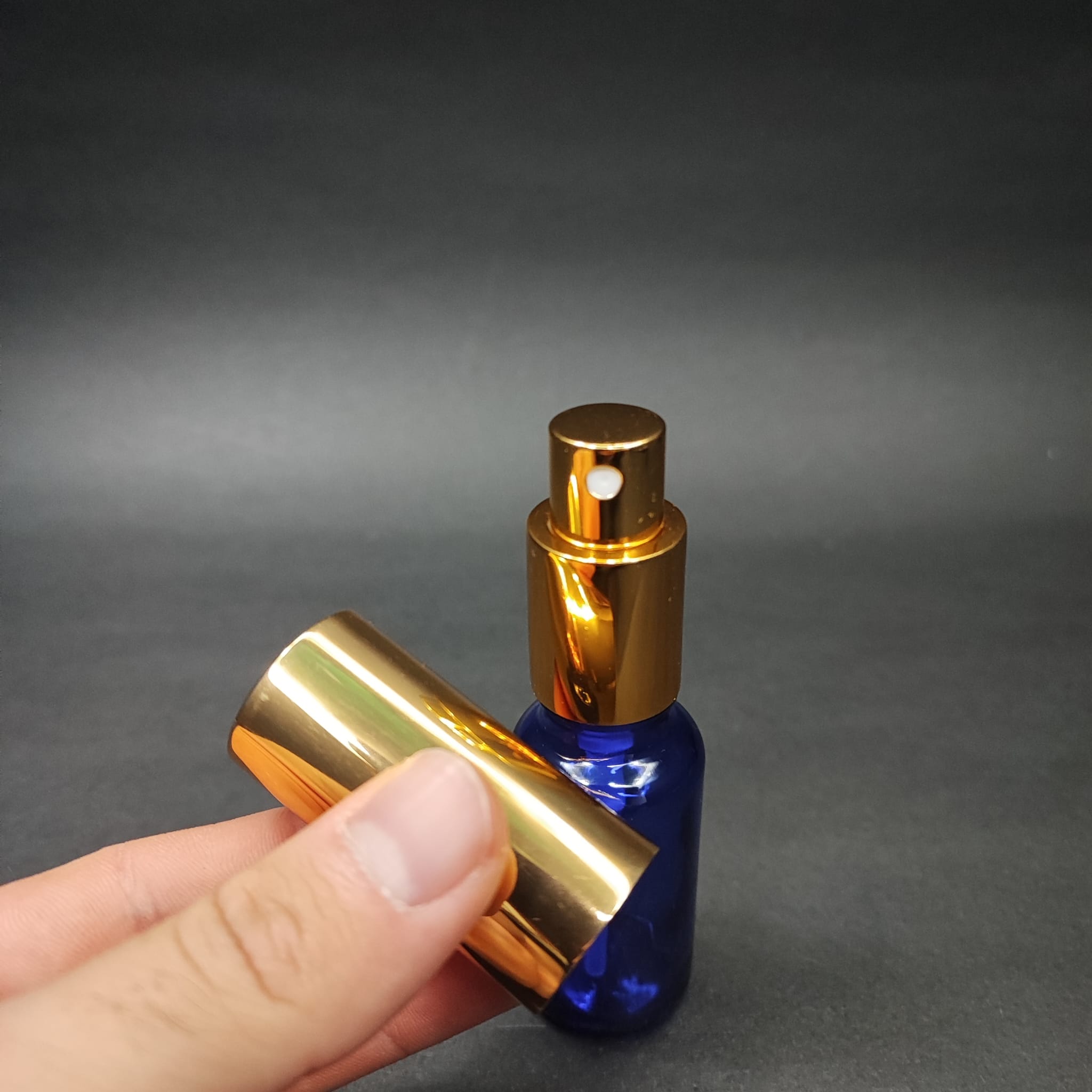 20 ML LÜKS VİDALI VALF ÇEVİRME PARFÜM ŞİŞELERİ - 20 CC MAVİ CAM ŞİŞE - GOLD METAL SPREYLİ KAPAKLI SET