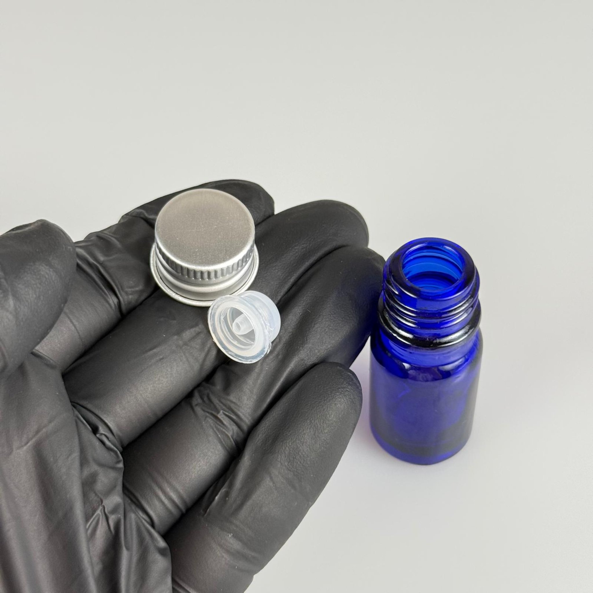 5 CC MAVİ CAM ŞİŞE + KÖPÜK CONTALI GÜMÜŞ ALÜMİNYUM METAL KAPAKLI + DAMLALIKLI KOLONYA TIPALI TAKIM - 5 ML MAVİ CAM ŞİŞE