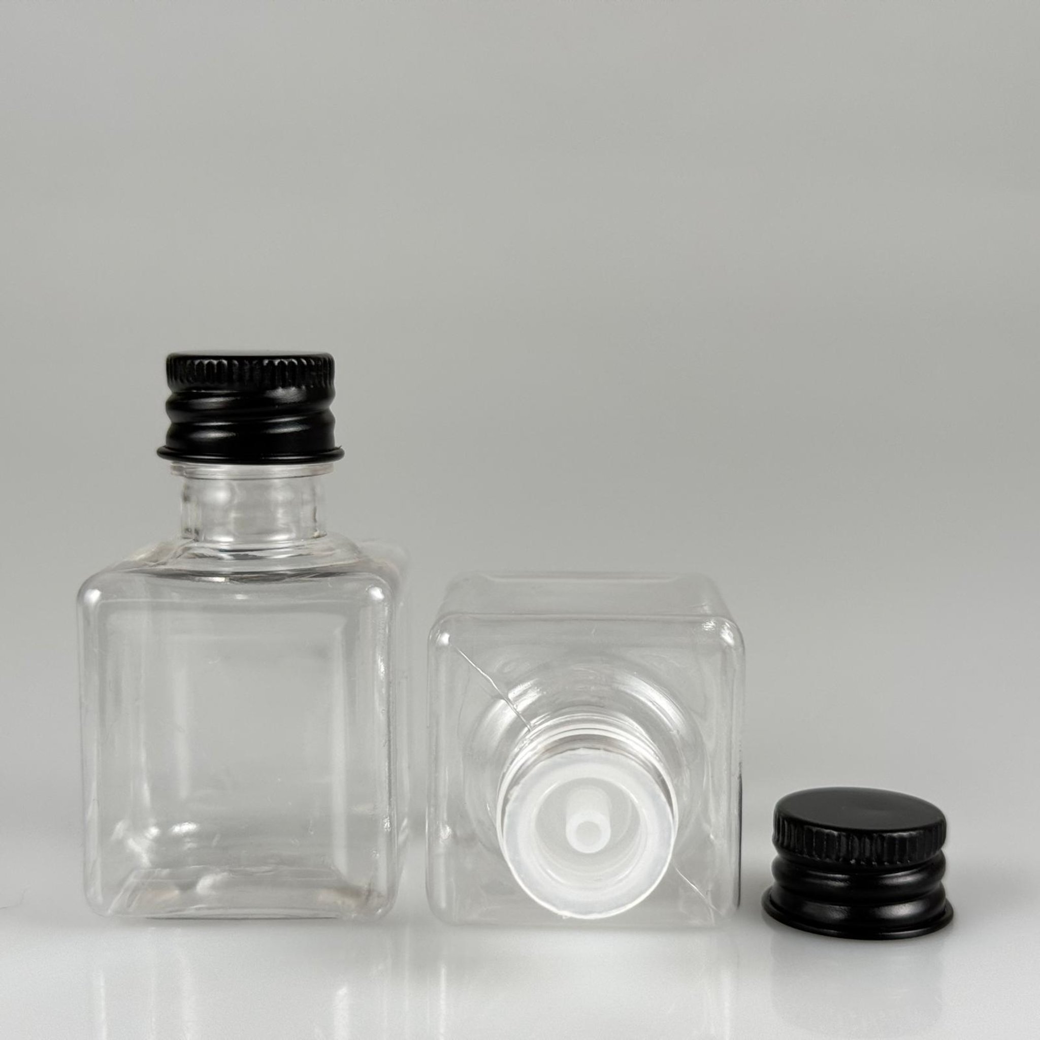 35 CC ŞEFFAF KARE PET ŞİŞE - KÖPÜK CONTALI SİYAH ALÜMİNYUM METAL KAPAKLI + KOLONYA TIPALI TAKIM - 35 ML ŞEFFAF KARE PET ŞİŞE