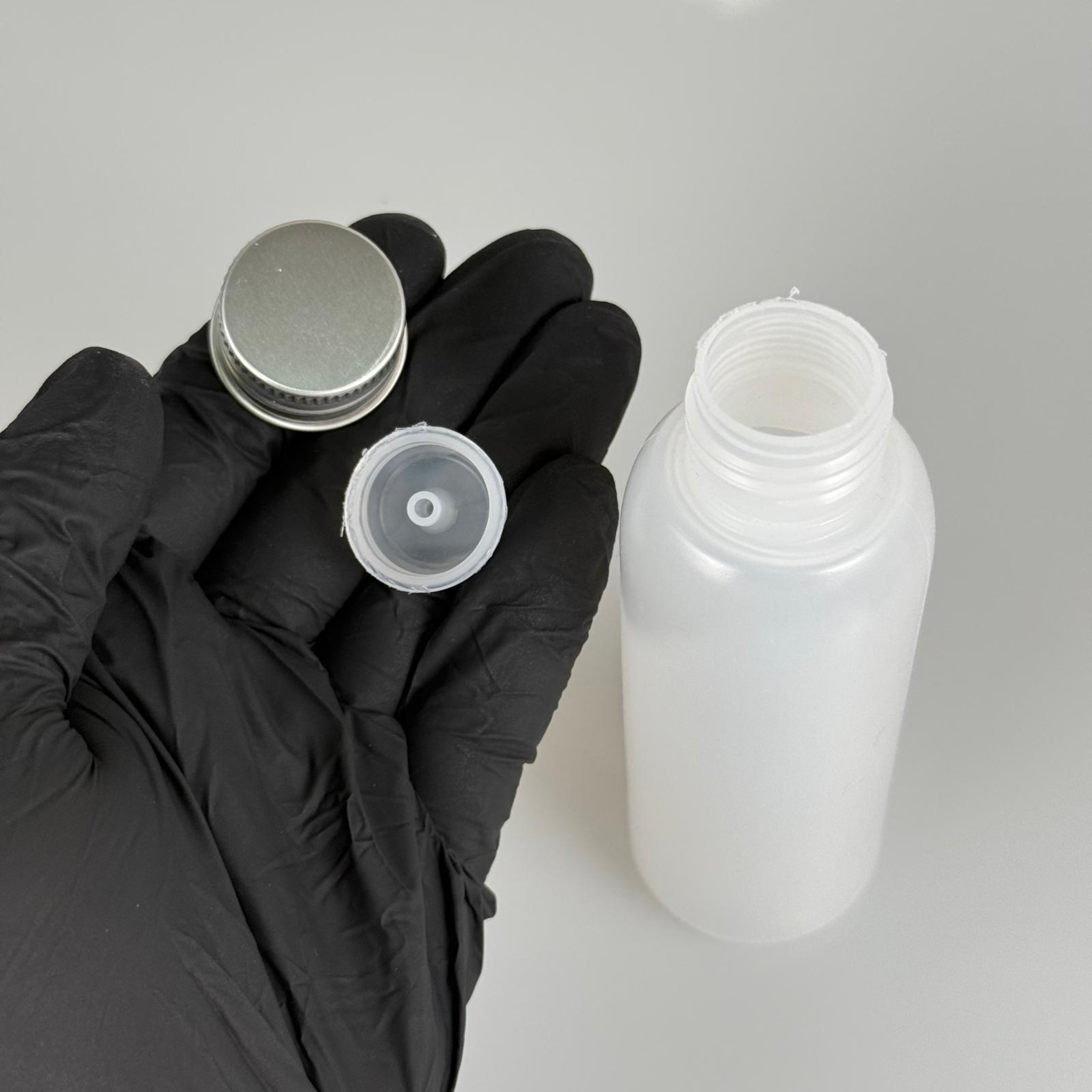 100 ML SIKILABİLİR YUMUŞAK PE POLİETİLEN PLASTİK ASETON ŞİŞESİ ( 24 AĞIZ ) + KÖPÜK CONTALI GÜMÜŞ METAL ALÜMİNYUM KAPAKLI + KOLONYA TIPALI TAKIM - 100 cc sos, yağ, kartuş, mürekkep vb için boş şişeler
