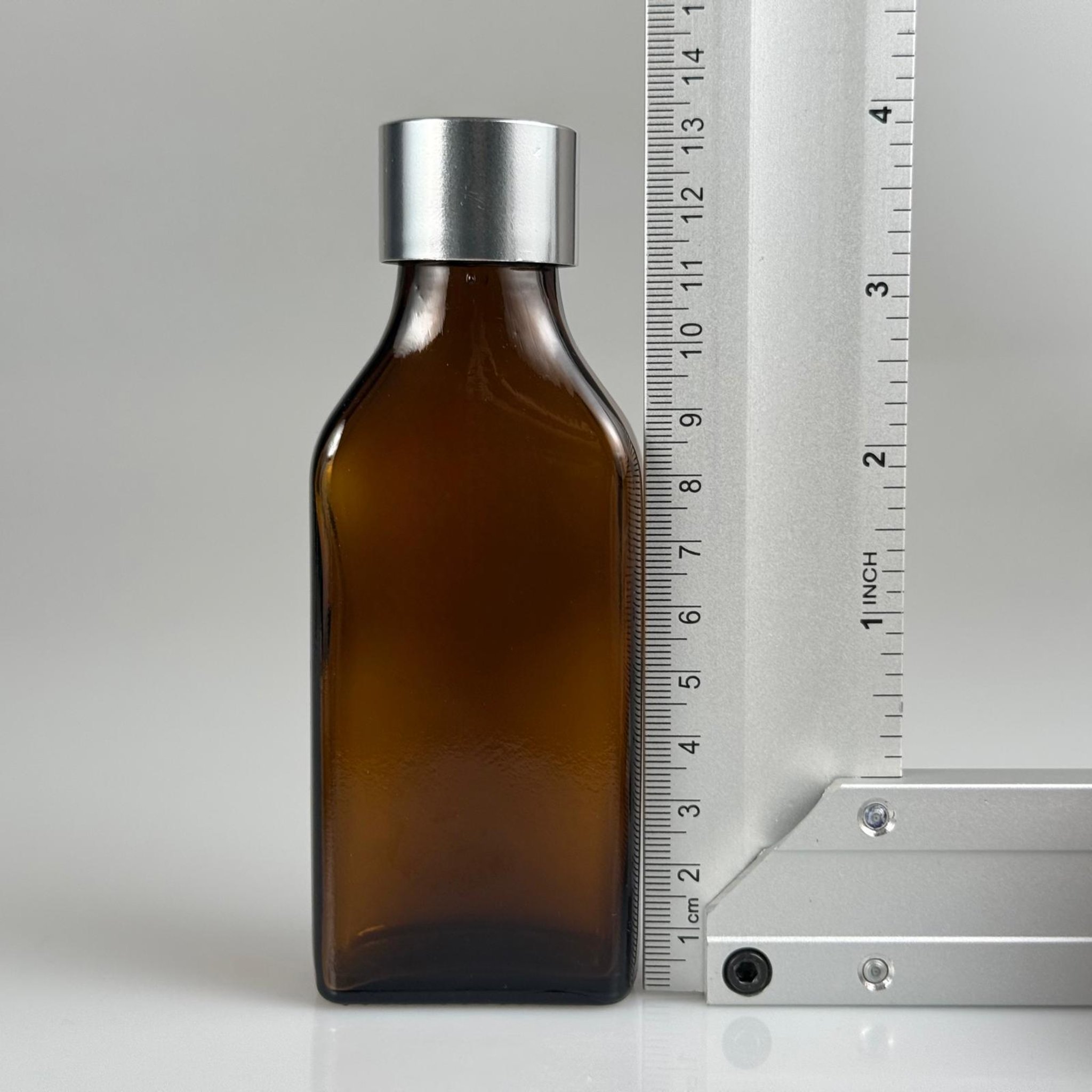 100 CC AMBER YASSI CAM ŞİŞE + ALÜMİNYUM KAPLAMALI GÜMÜŞ KAPAKLKI TAKIM - 100 ML KAYVERENGİ CAM ŞİŞE
