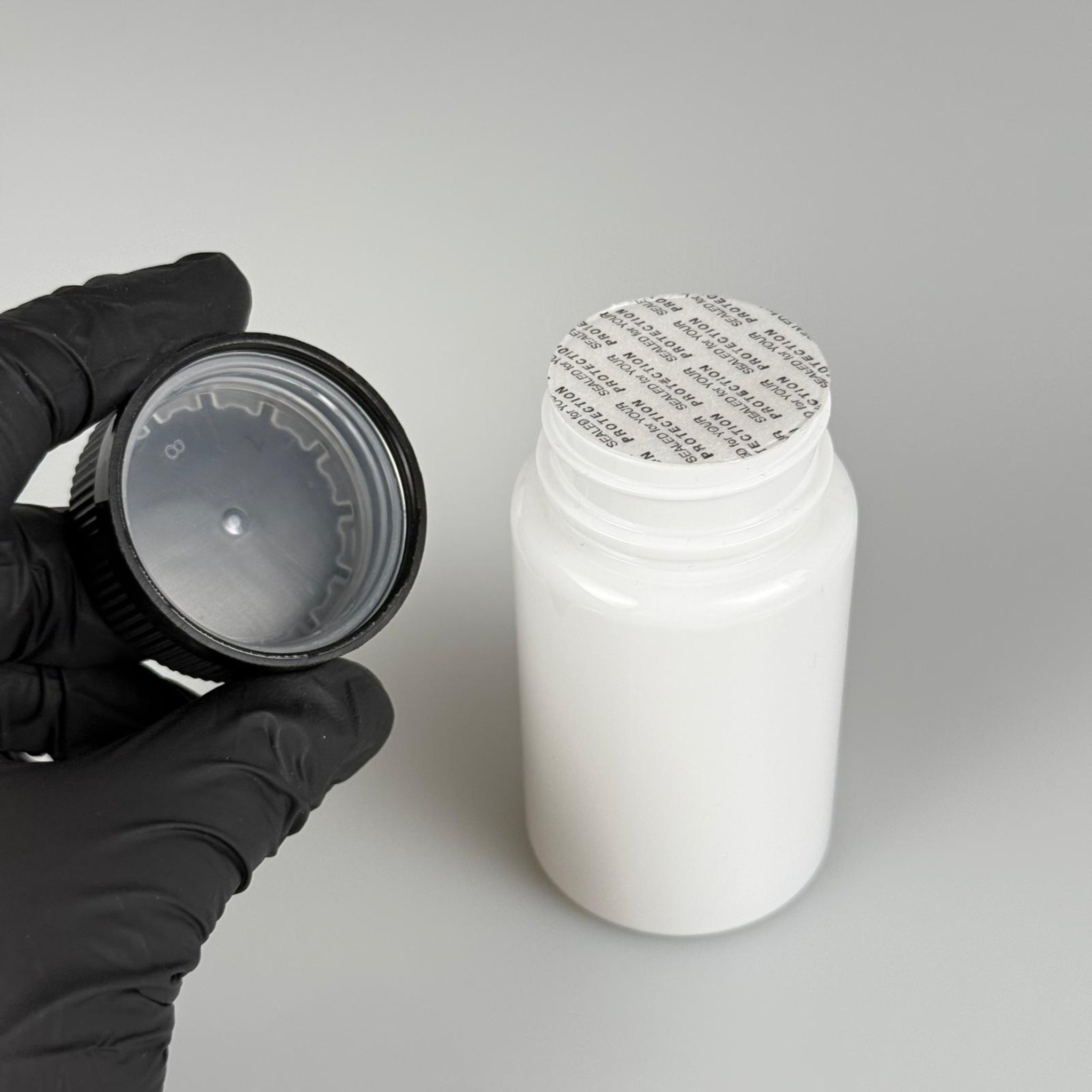 100 ML CONTALI ÇOCUK KİLİT KAPAKLI TABLET ŞİŞESİ  - 100 CC BEYAZ PET KAVANOZ + 38 MM SİYAH ÇOCUK KİLİTLİ KAPAK + KENDİNDEN YAPIŞKANLI KÖPÜK CONTA TAKIM -  KAPSÜL KUTUSU - İLAÇ ŞİŞESİ - MEDİKAL HAP ŞİŞESİ - FARMASÖTİK KAVANOZ