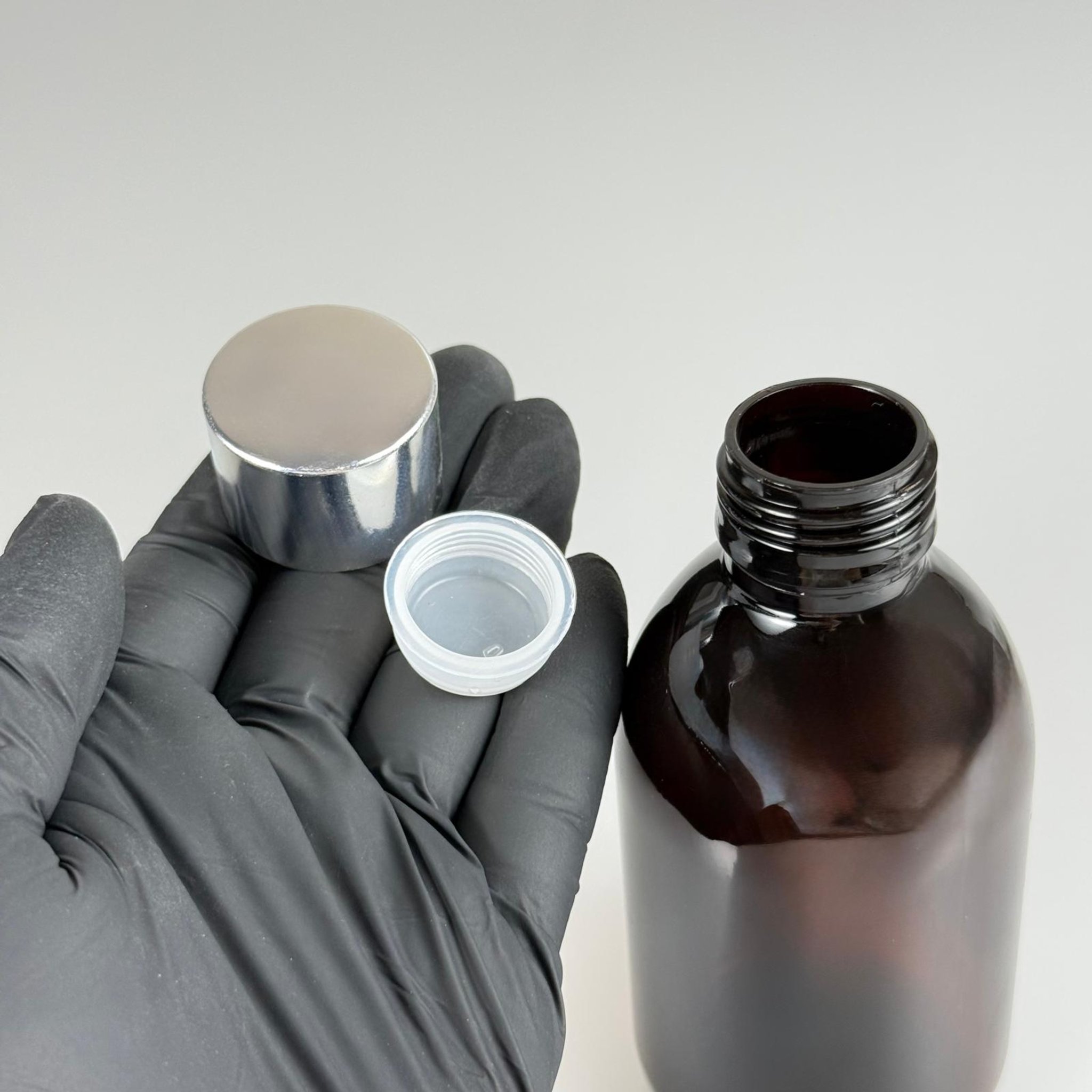 200 CC AMBER PET ECZA ŞİŞESİ + ALÜMİNYUM KAPLAMALI GÜMÜŞ KAPAKLI + KÖR TIPALI TAKIM  - 200 ML KAHVERENGİ PLASTİK ŞURUP ŞİŞESİ (21 GR)