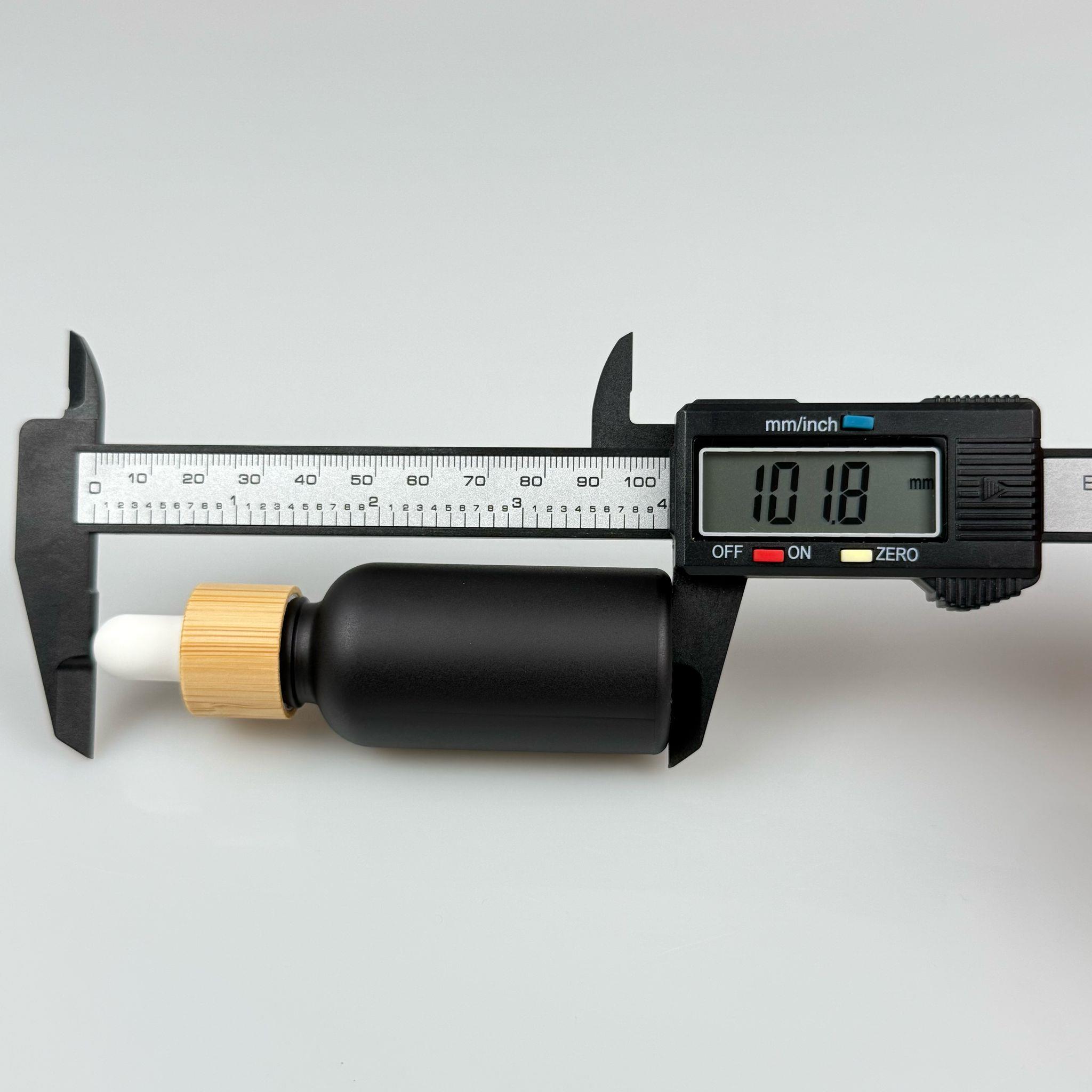 30 CC SİYAH CAM DAMLALIKLI ŞİŞE - BEYAZ EMZİK - BAMBU AHŞAP KAPAK - 30 ML BAMBU KAPAKLI CAM DAMLALIKLI ŞİŞE