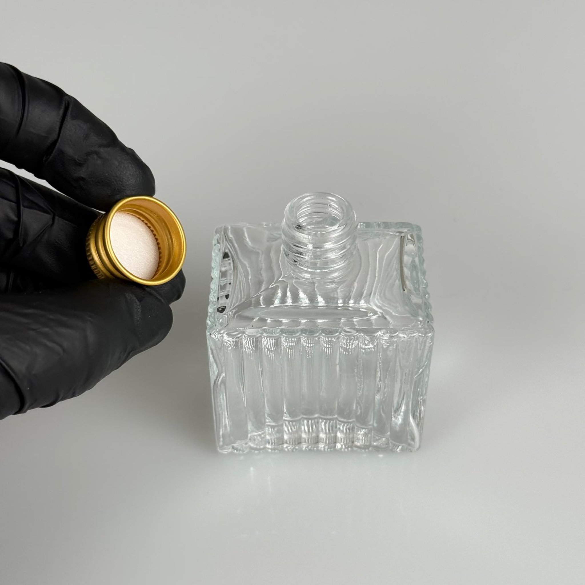 50 CC KÖŞELİ DESENLİ ÇİZGİLİ CAM ŞİŞE + GOLD ALÜMİNYUM METAL KAPAKLI TAKIM - 50 ML PRESTİJLİ ŞİŞE