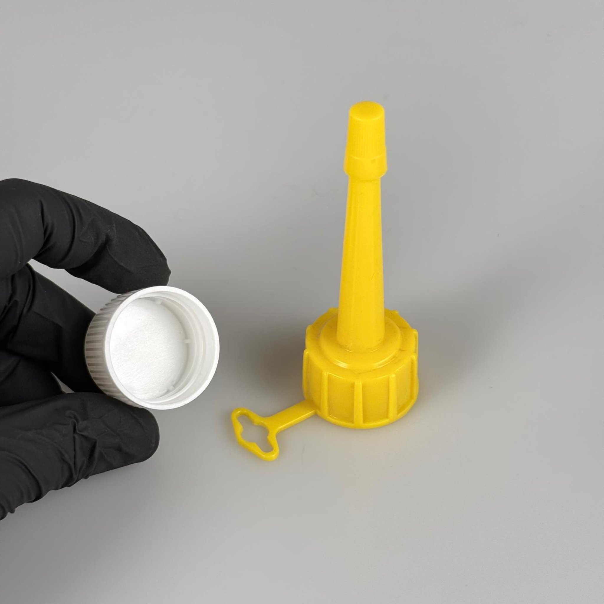 1000 CC UZUN TİNER ŞİŞESİ - KÖPÜK CONTALI BEYAZ KAPAKLI + AKITICILI SİVRİ SARI KARTUŞ KAPAKLI - 1000 ML KİMYASALA DAYANIKLI PLASTİK ŞİŞE - 1 LT POLİETİLEN ŞİŞE UZUN