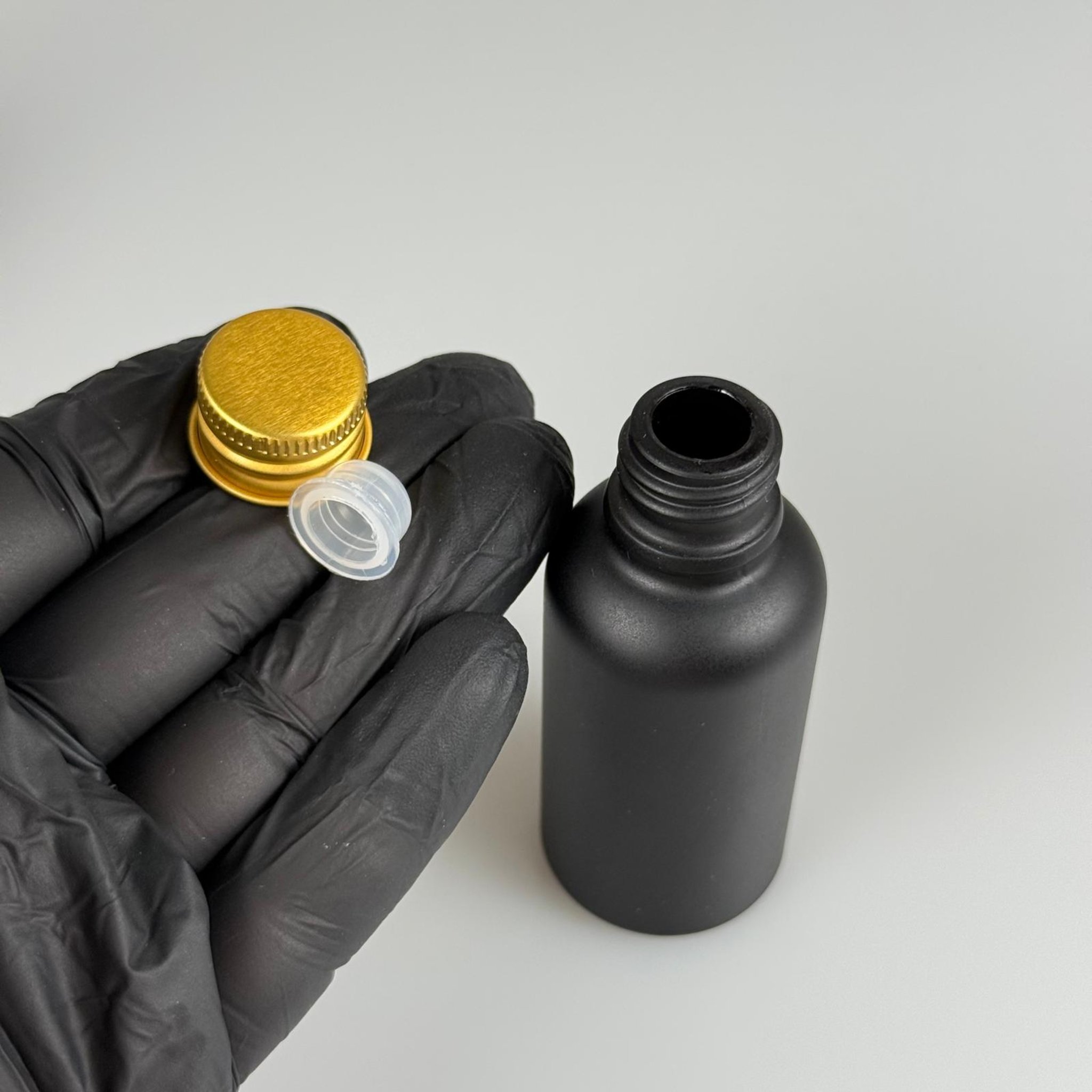 30 CC MAT SİYAH CAM ŞİŞE + KÖPÜK CONTALI GOLD ALÜMİNYUM METAL KAPAKLI + KÖR TIPALI TAKIM - 30 ML MAT SİYAH CAM ŞİŞE