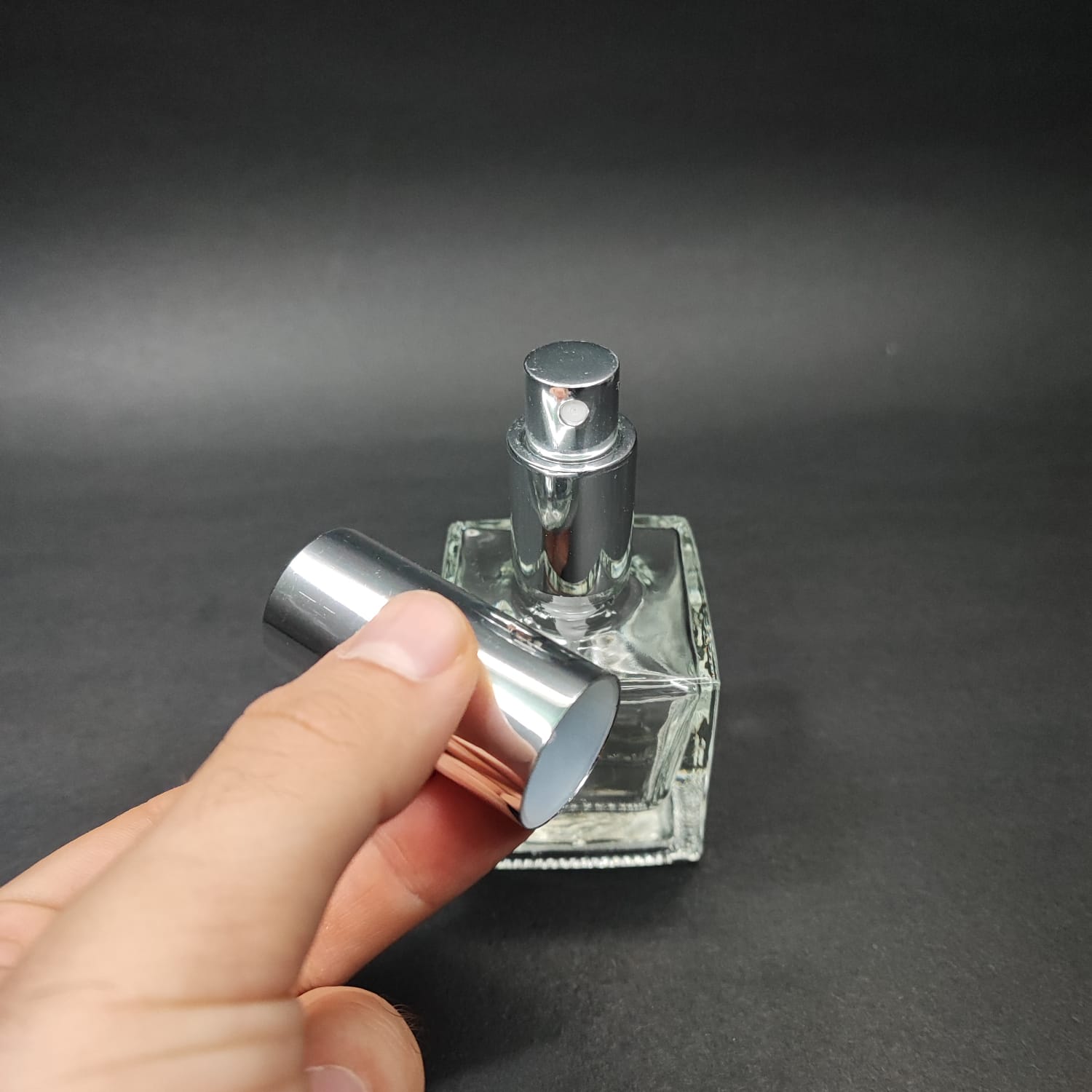 50 ML LÜKS VİDALI VALF ÇEVİRME PARFÜM ŞİŞELERİ - 50 CC KARE CAM ŞİŞE - GÜMÜŞ METAL SPREYLİ KAPAKLI SET