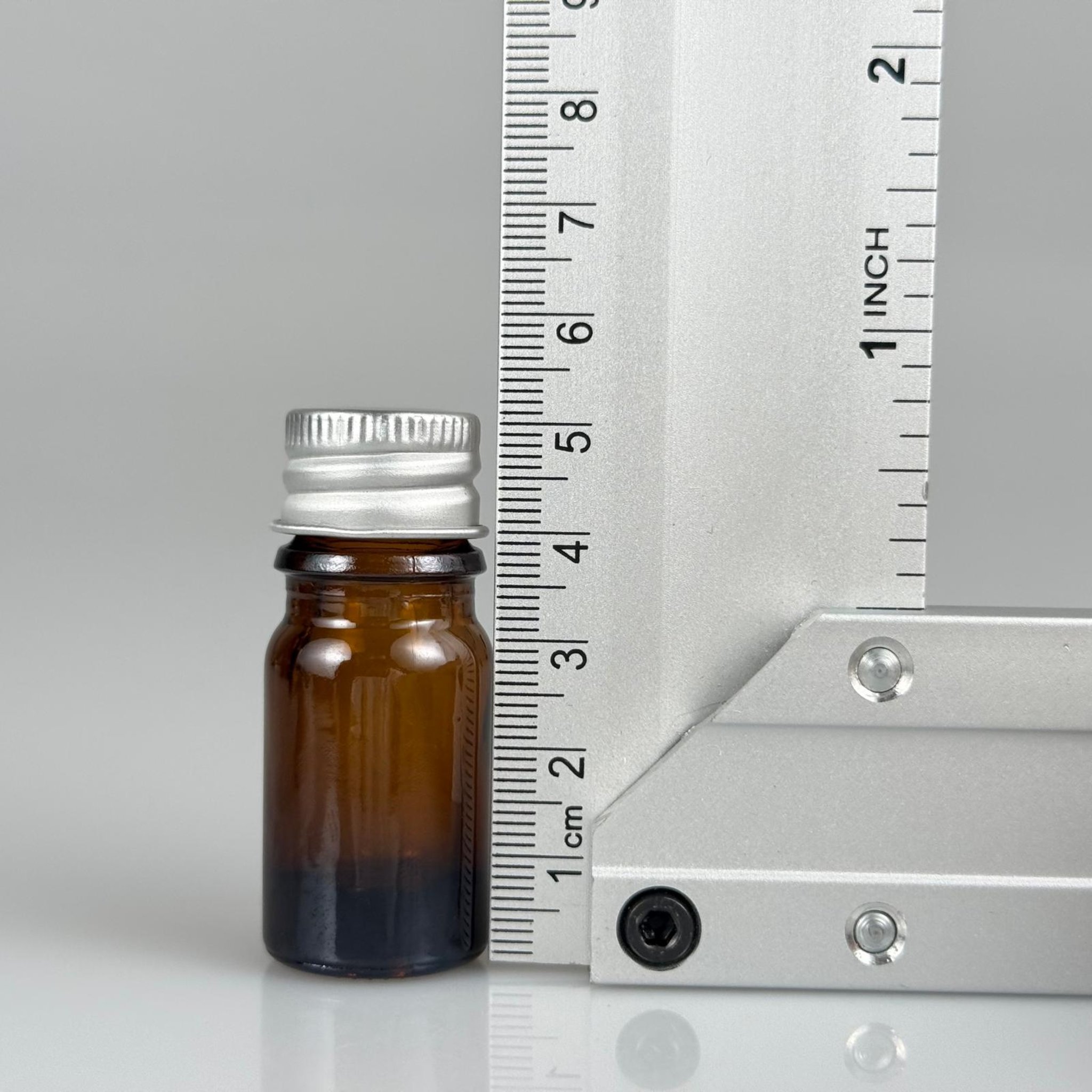 5 CC AMBER CAM ŞİŞE + KÖPÜK CONTALI GÜMÜŞ ALÜMİNYUM METAL KAPAKLI + DAMLALIKLI KOLONYA TIPALI TAKIM - 5 ML KAHVERENGİ CAM ŞİŞE